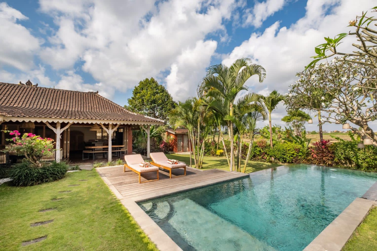 Babakan Villa with Rice Views, Garden and Infinity Pool