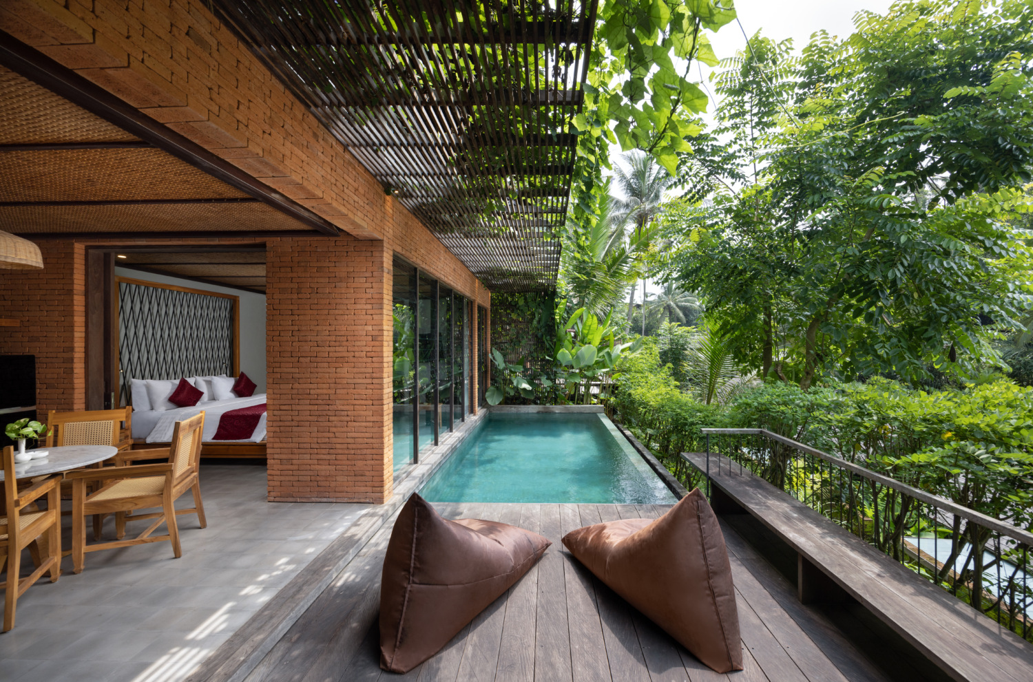 Beautiful Jungle River View Villas 