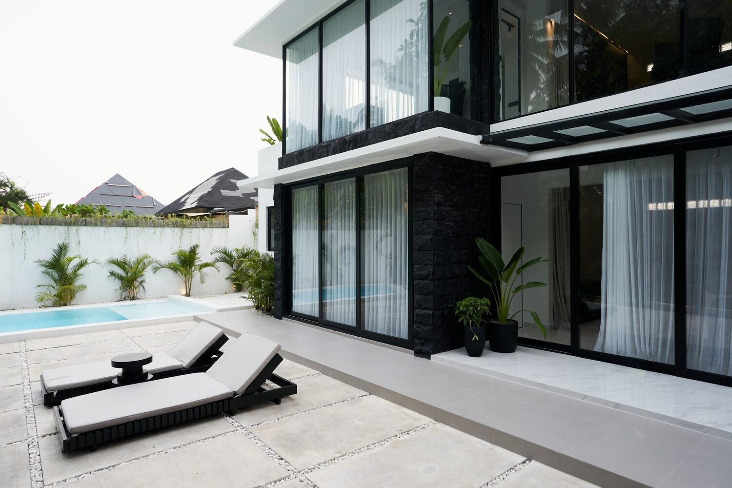 Modern & Stylish Jungle Hideaway 