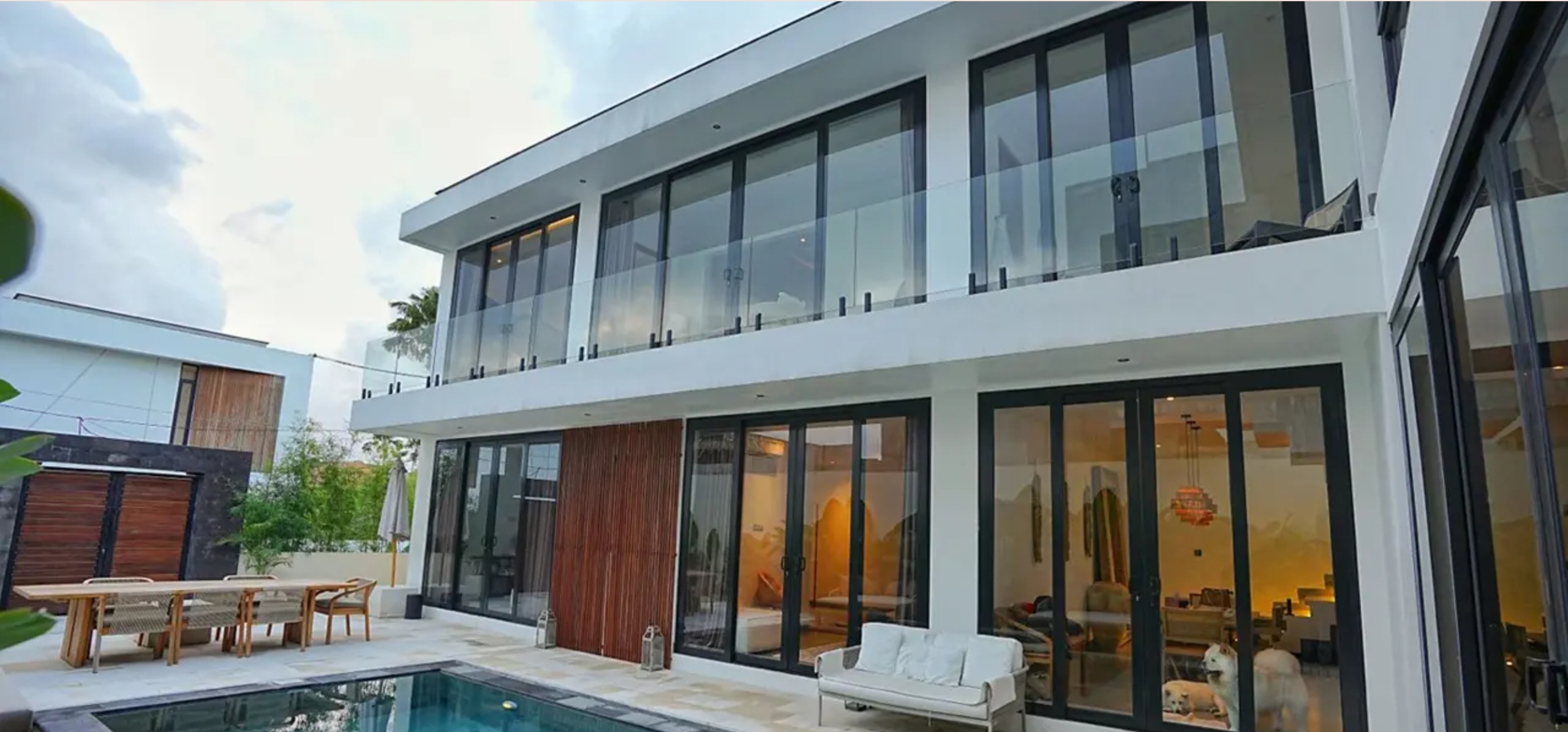 Modern Four-Bedroom Tropical Villa with Long Lease in Bumbak