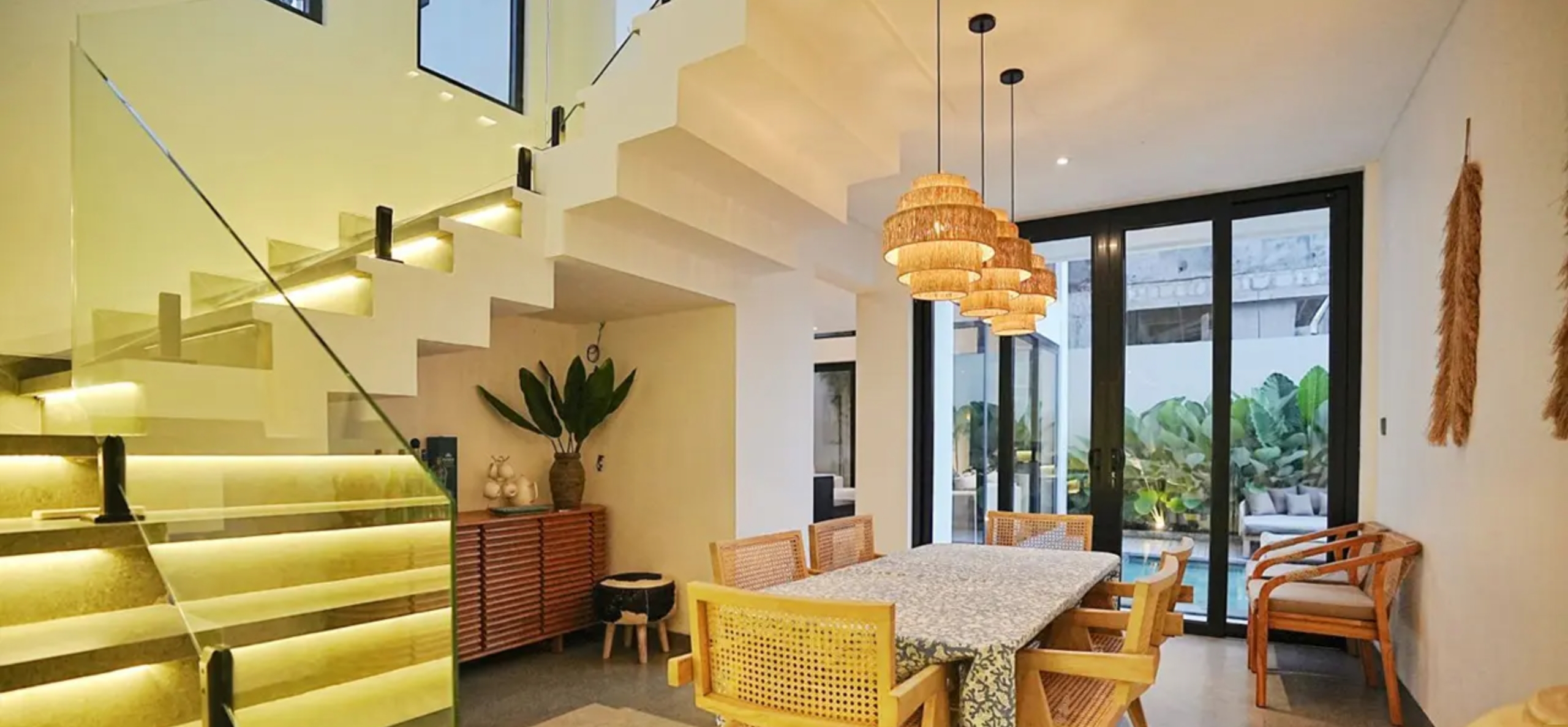 Modern Four-Bedroom Tropical Villa with Long Lease in Bumbak