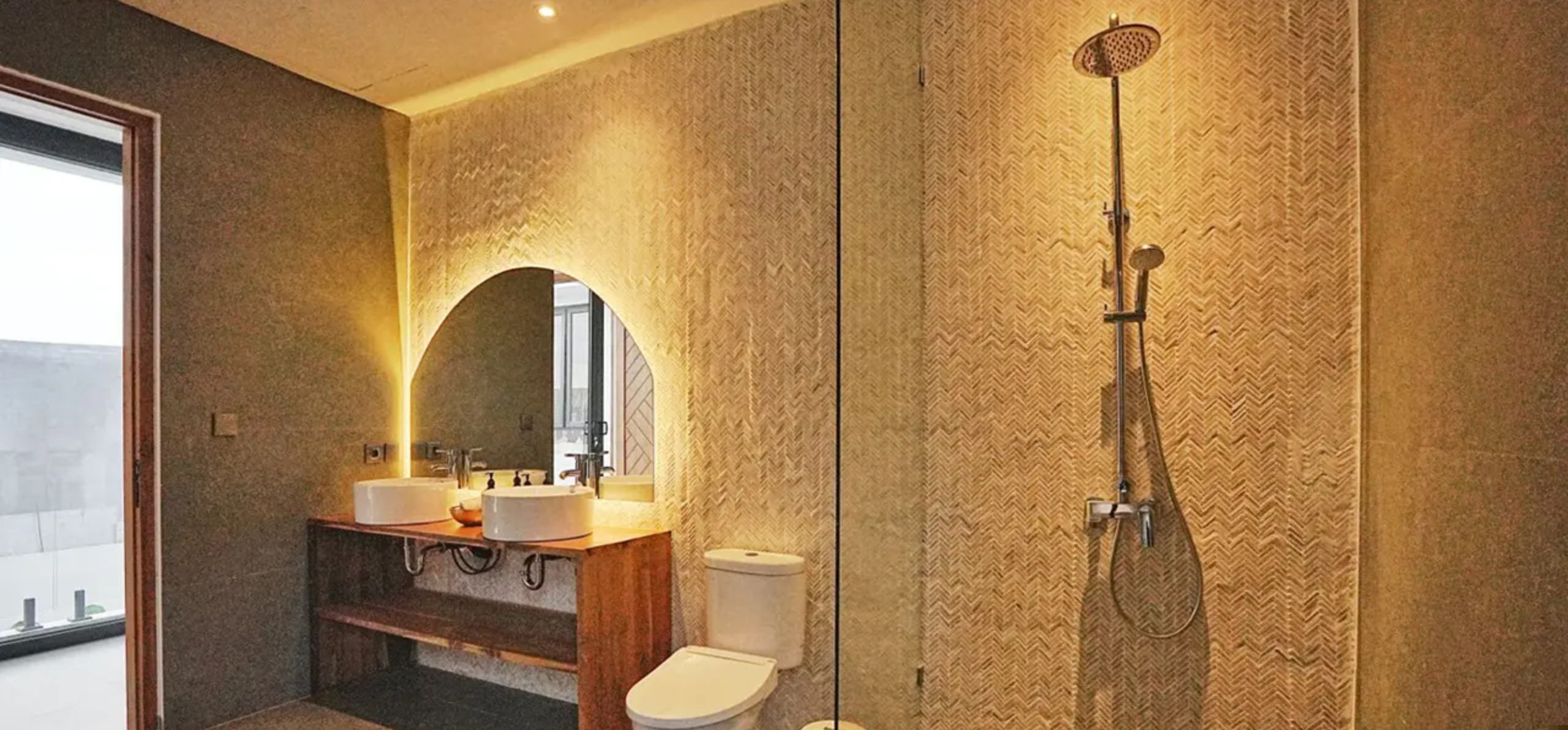 Modern Four-Bedroom Tropical Villa with Long Lease in Bumbak