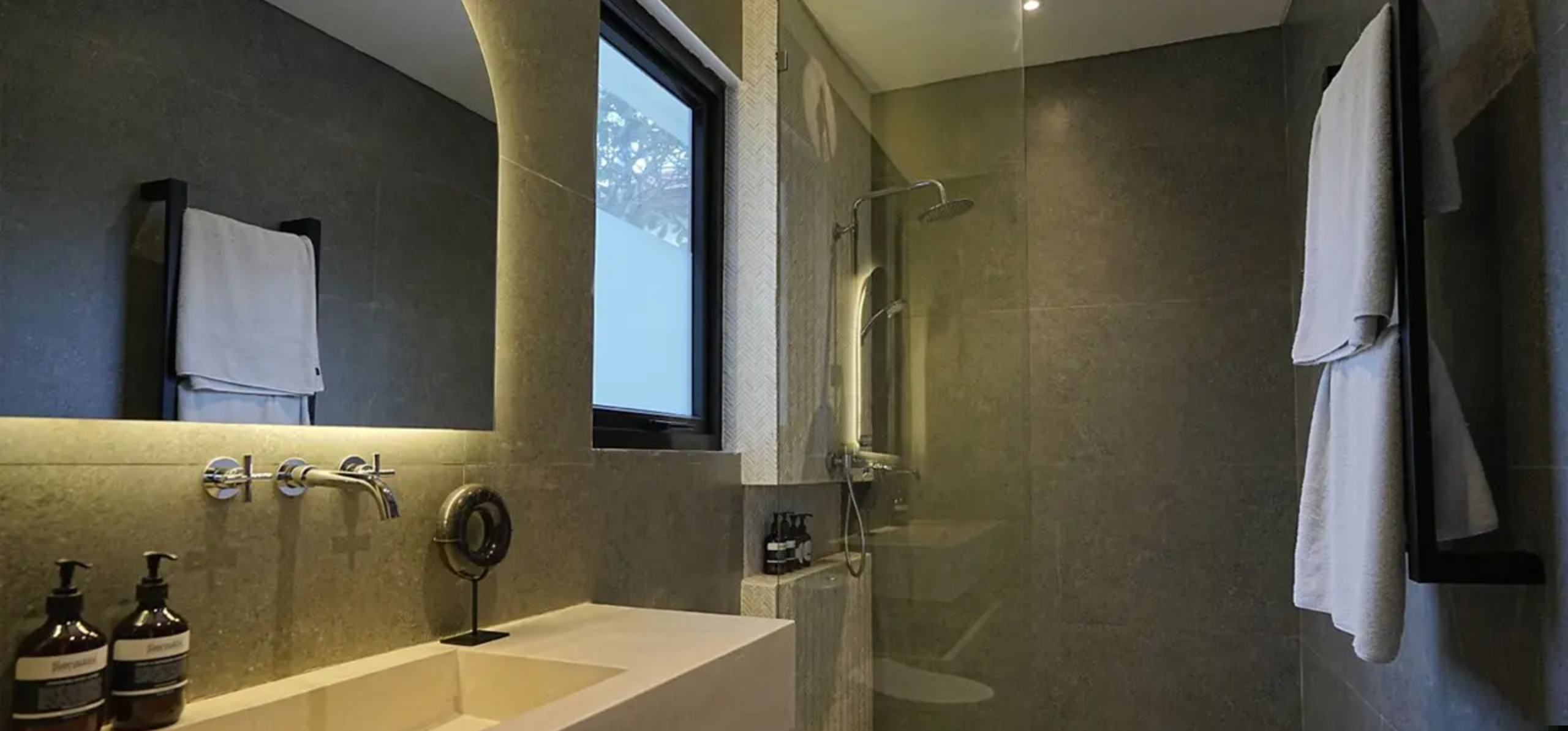 Modern Four-Bedroom Tropical Villa with Long Lease in Bumbak