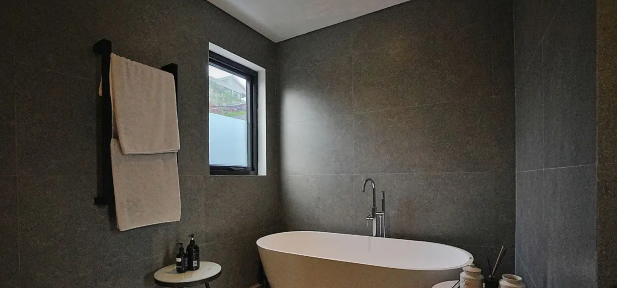 Modern Four-Bedroom Tropical Villa with Long Lease in Bumbak