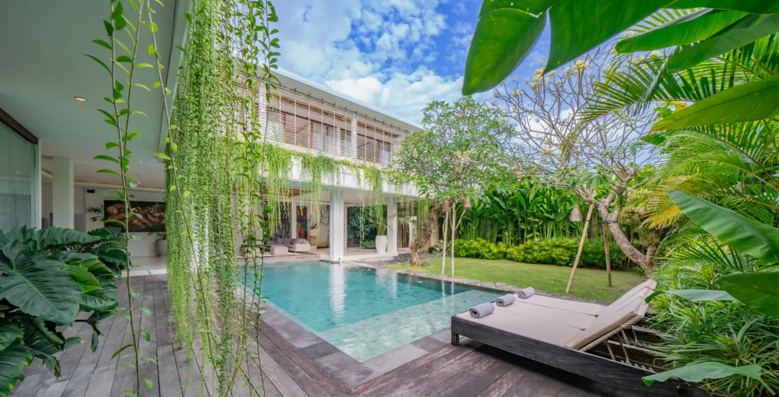 Tropical Haven in Heart of Umalas – Fully Furnished 5-Bedroom Leasehold Villa