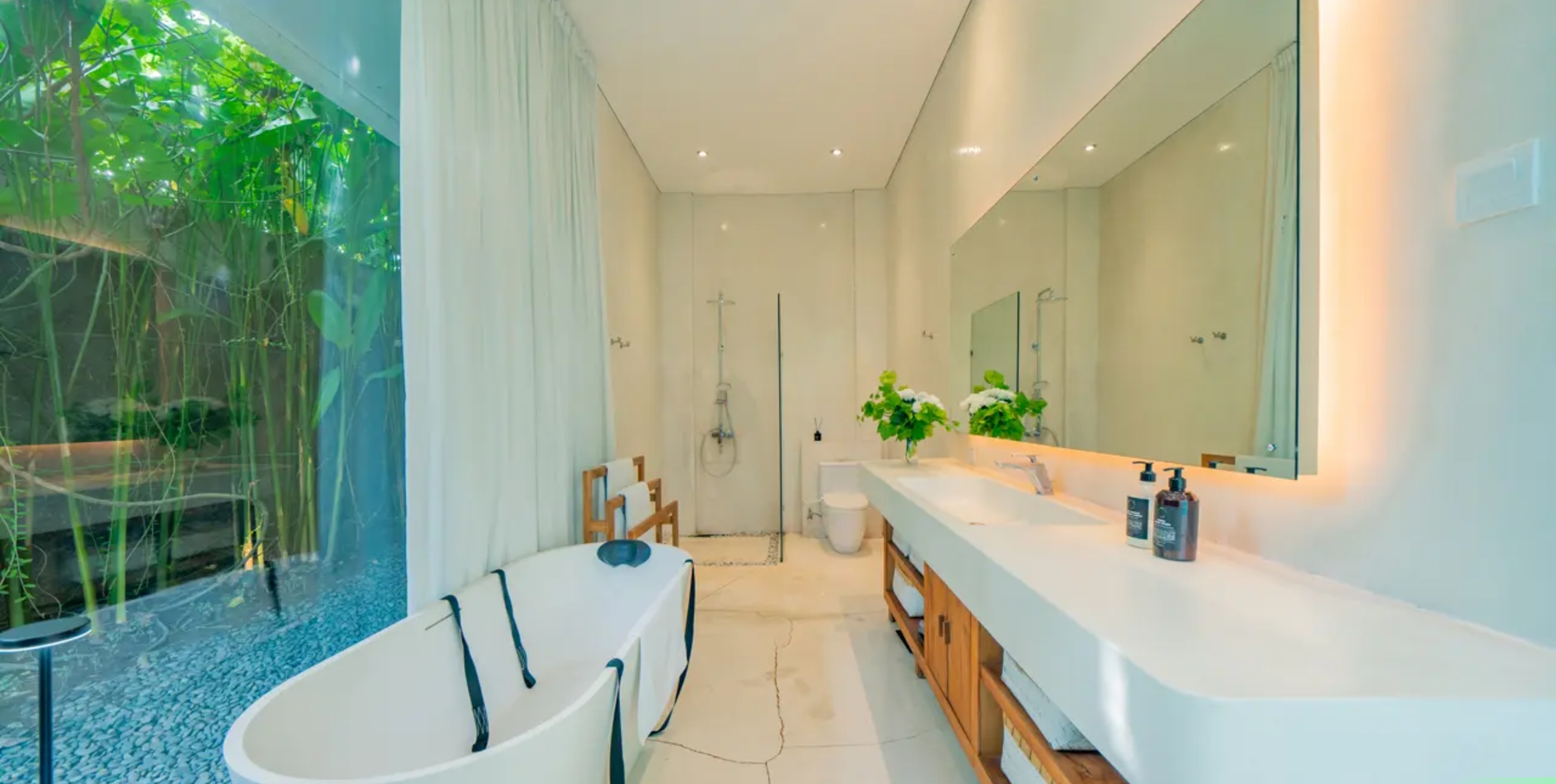 Tropical Haven in Heart of Umalas – Fully Furnished 5-Bedroom Leasehold Villa