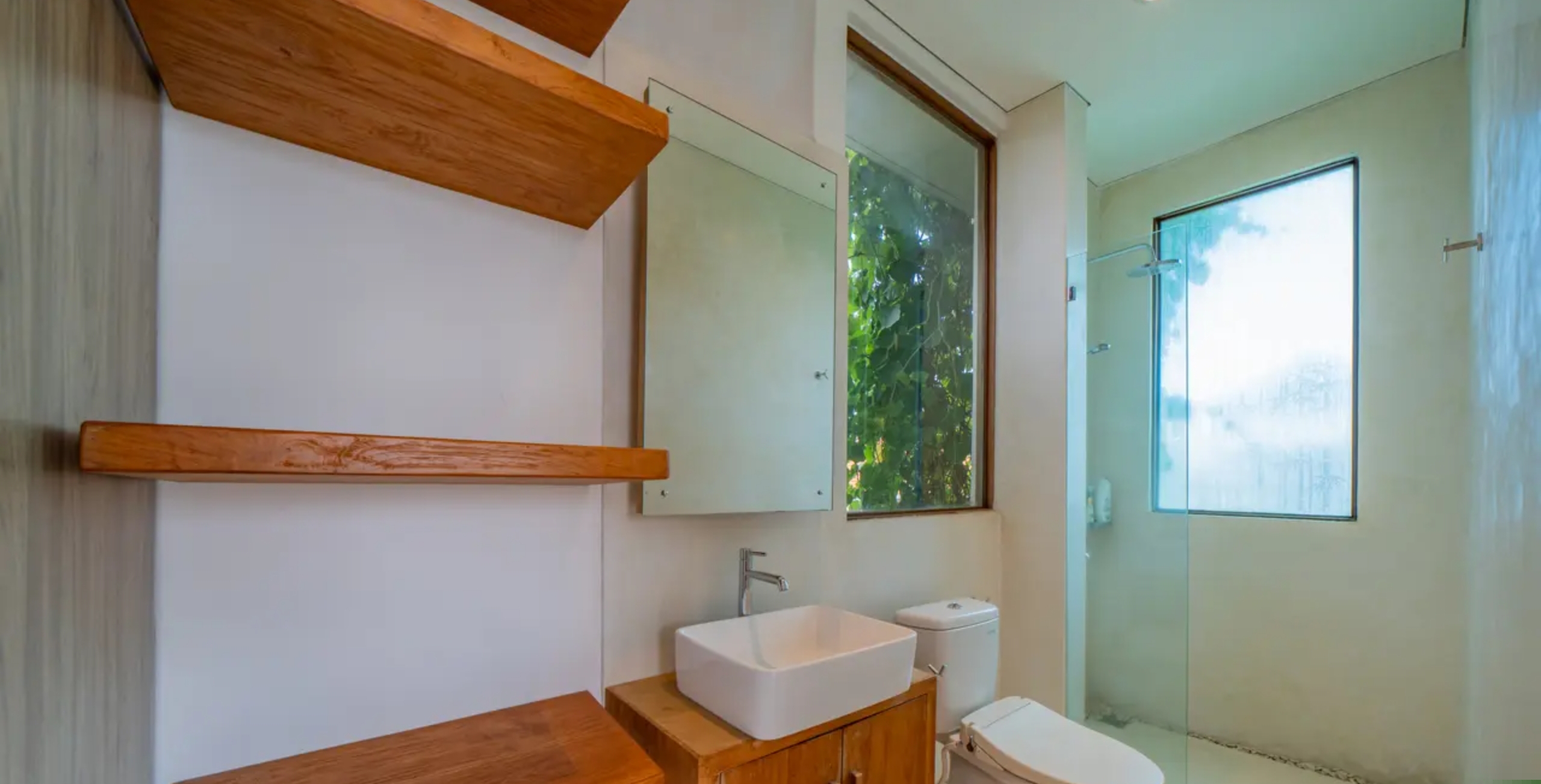 Tropical Haven in Heart of Umalas – Fully Furnished 5-Bedroom Leasehold Villa