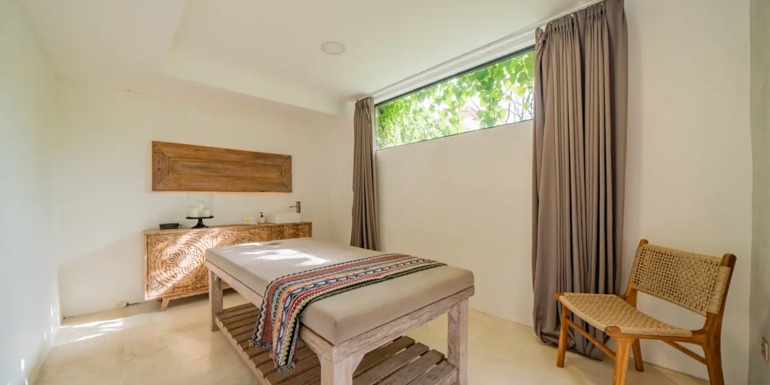 Tropical Haven in Heart of Umalas – Fully Furnished 5-Bedroom Leasehold Villa