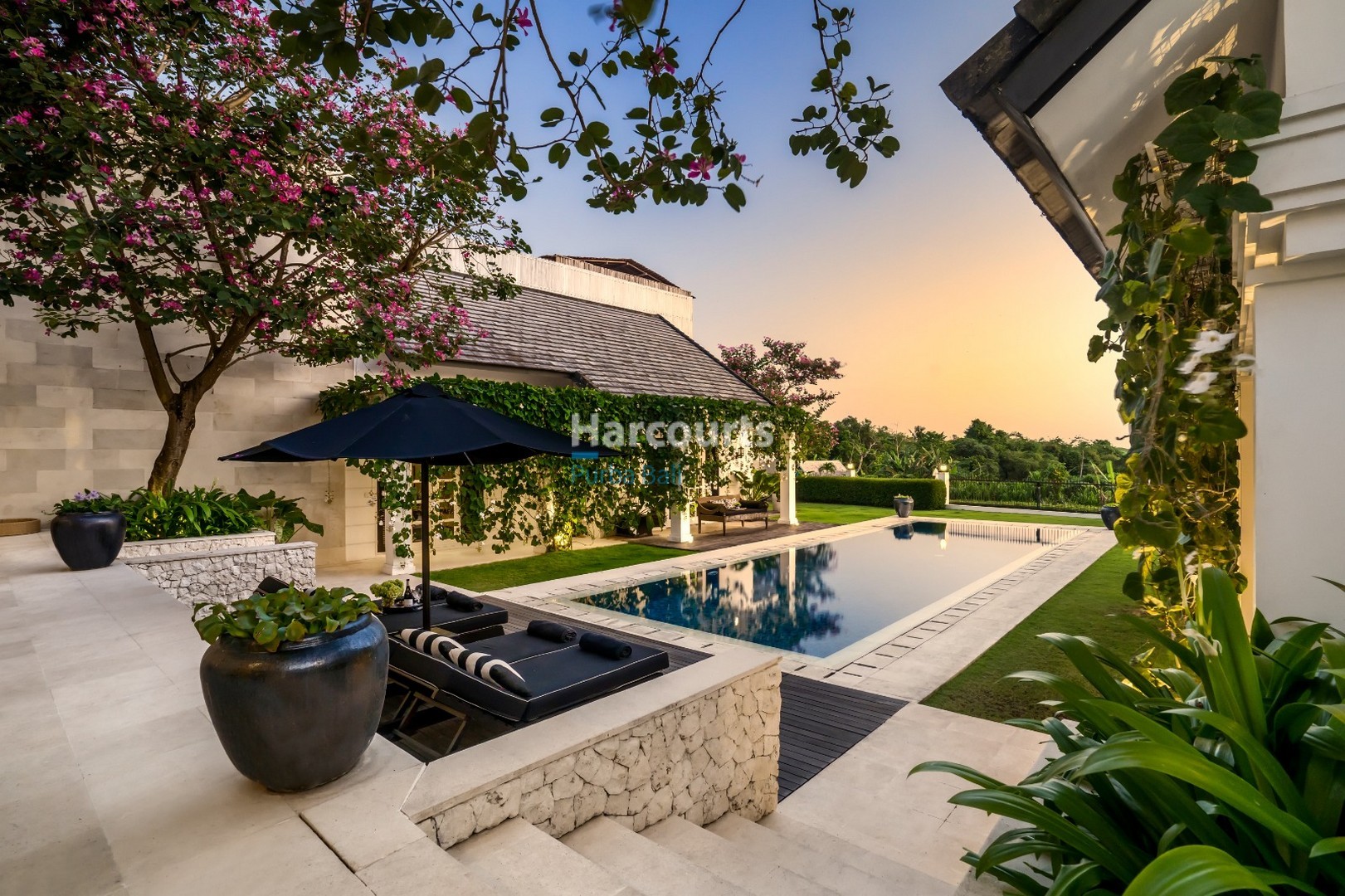 Luxury Modern Colonial Villa with Panoramic Views – Tumbak Bayuh