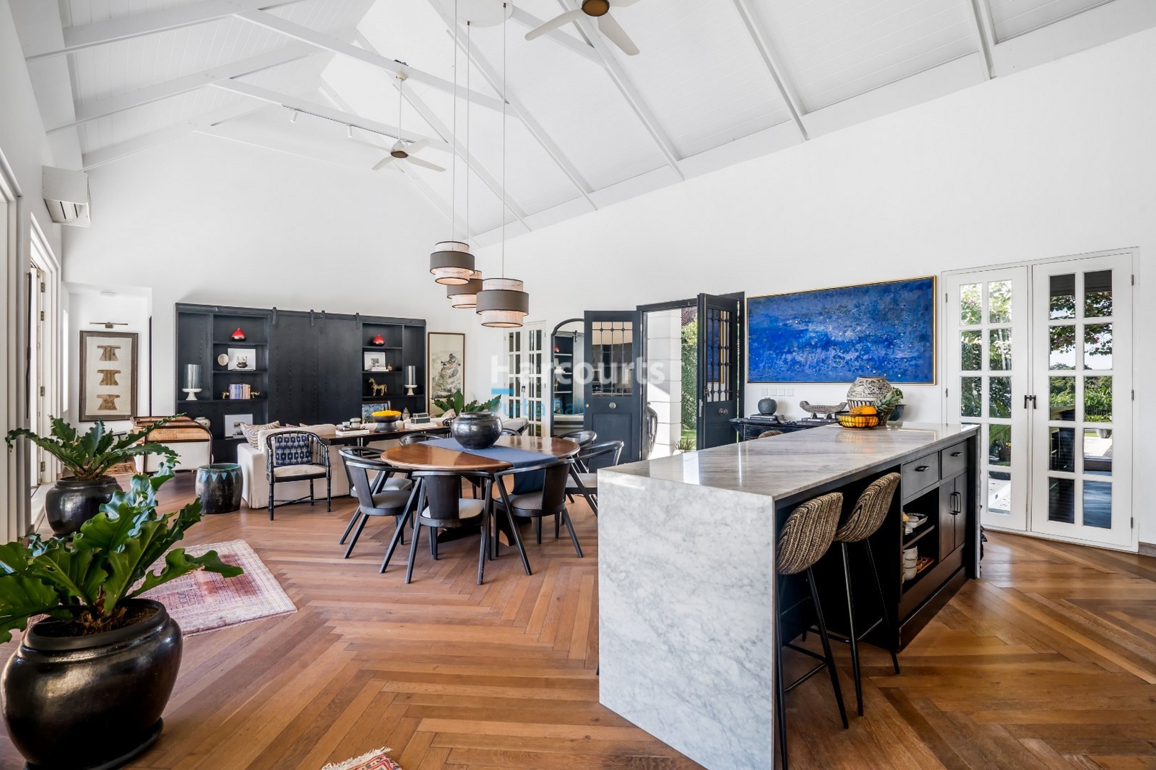 Luxury Modern Colonial Villa with Panoramic Views – Tumbak Bayuh