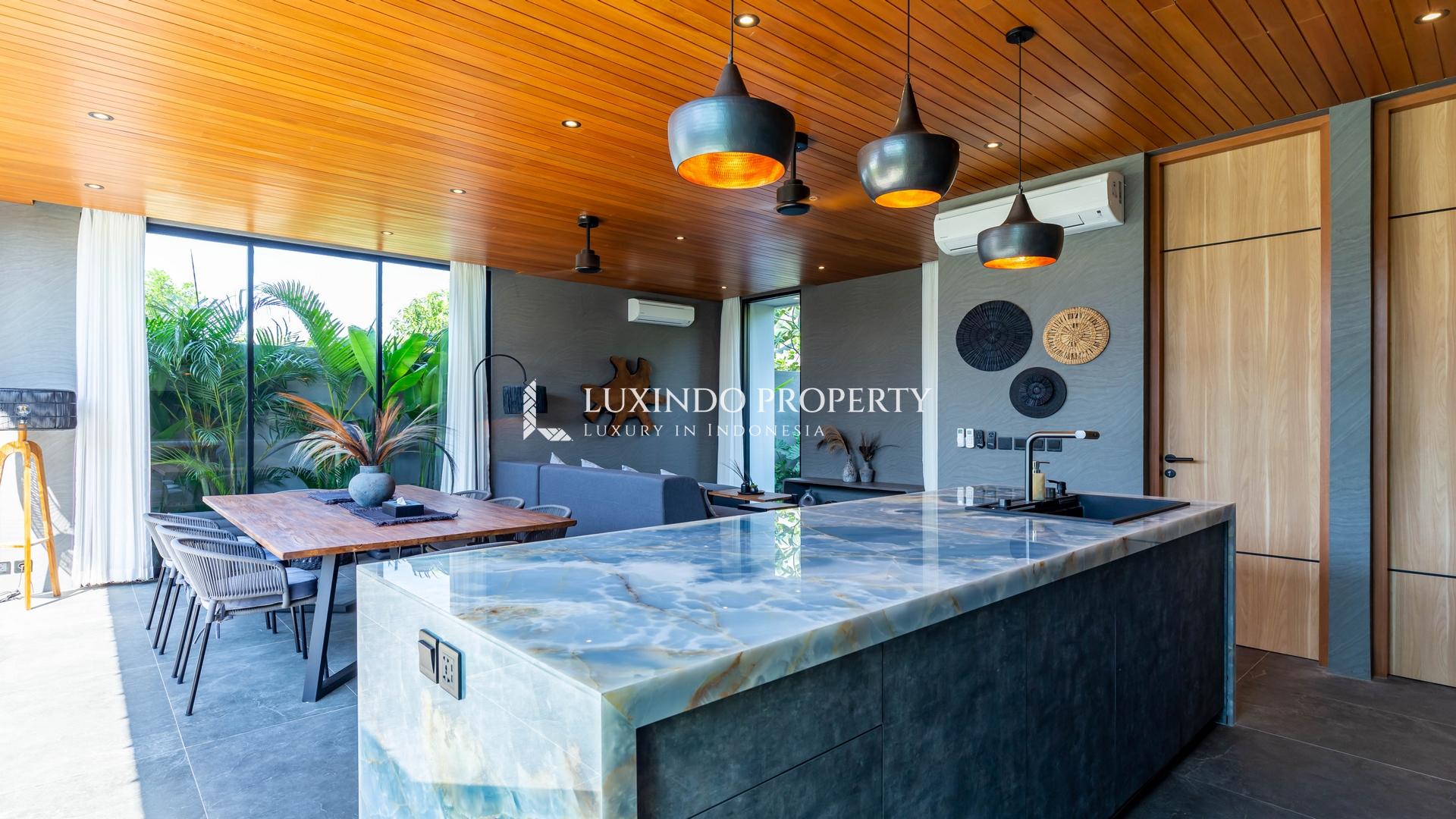 MUNGGU - A MODERN VILLA BLENDING TROPICAL WARMTH AND CONTEMPORARY STYLE