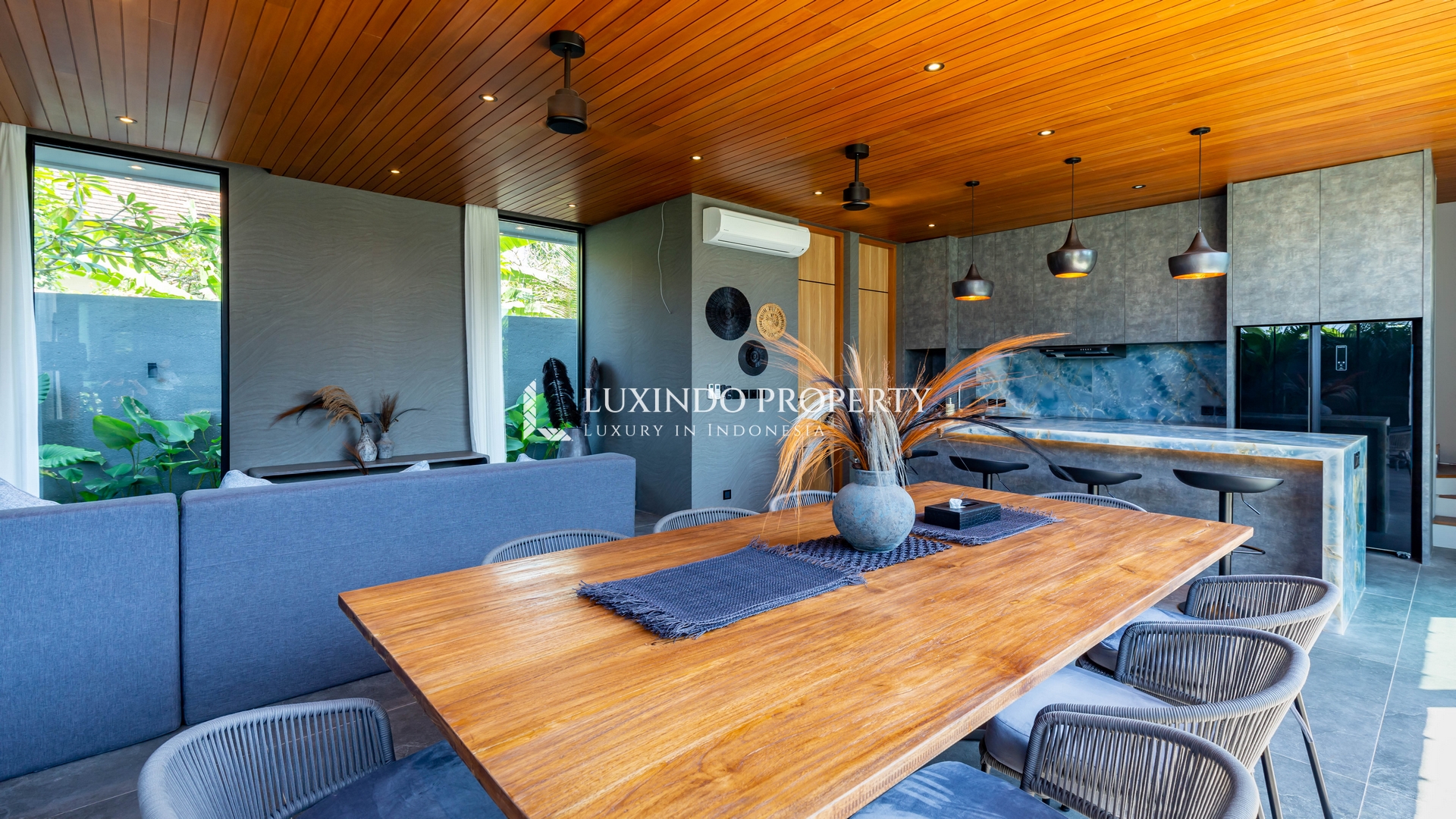 MUNGGU - A MODERN VILLA BLENDING TROPICAL WARMTH AND CONTEMPORARY STYLE