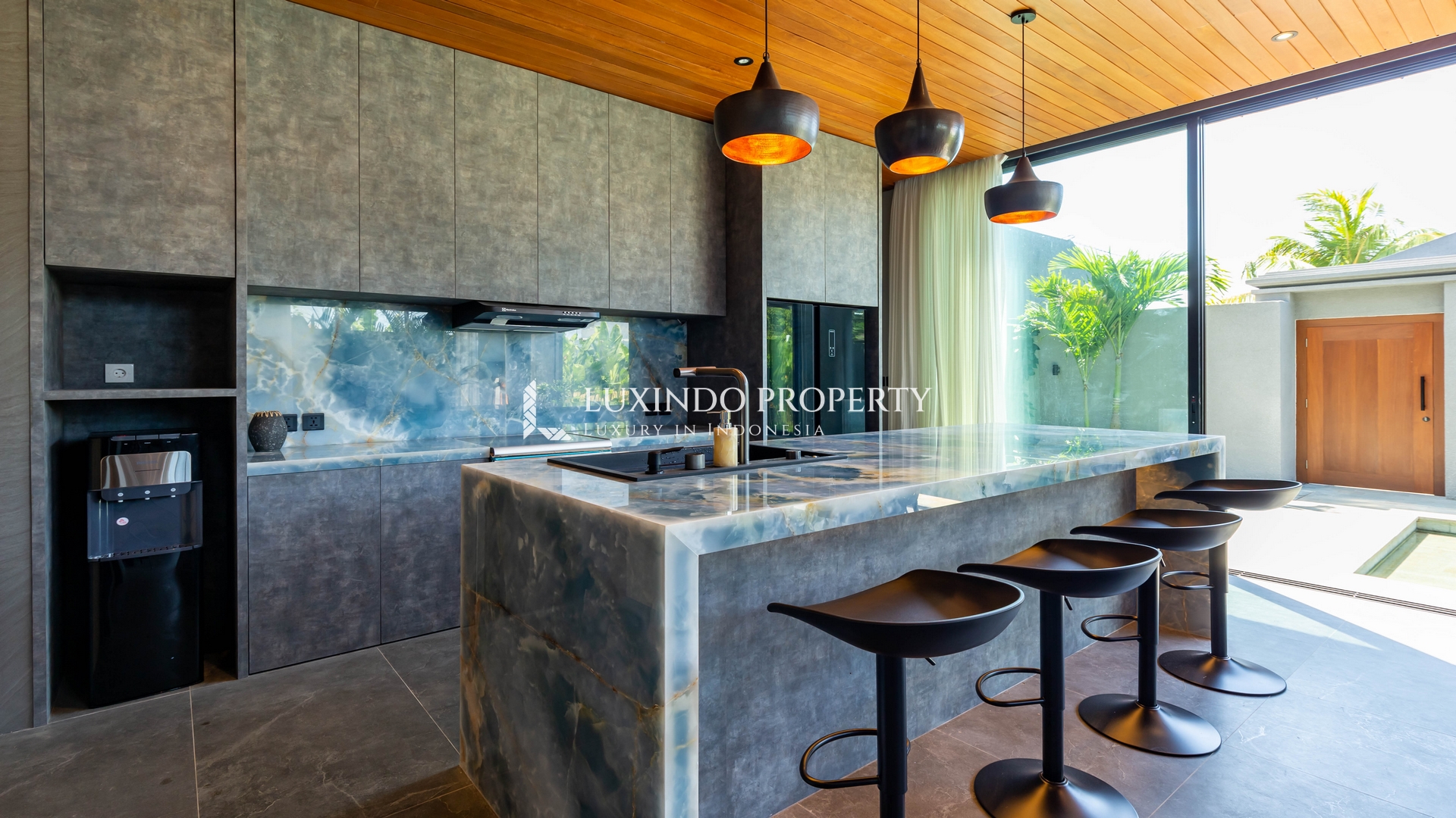 MUNGGU - A MODERN VILLA BLENDING TROPICAL WARMTH AND CONTEMPORARY STYLE