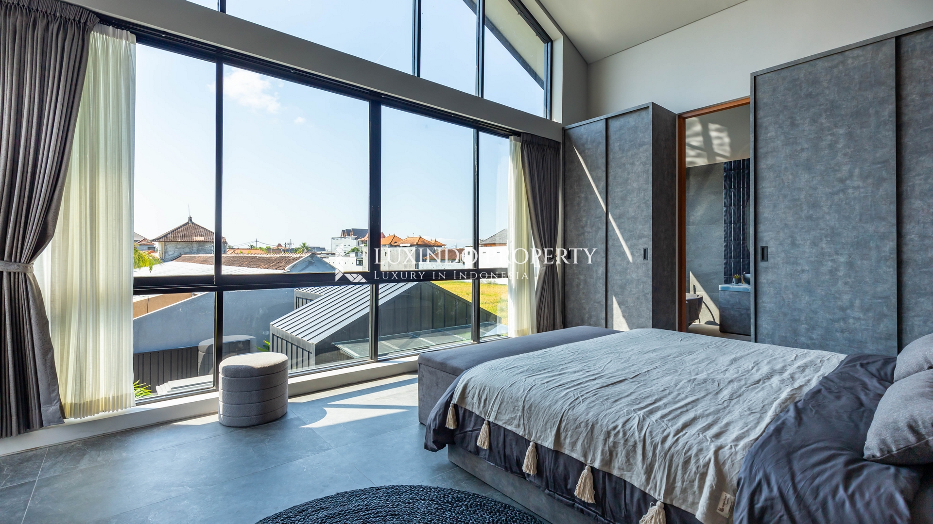 MUNGGU - A MODERN VILLA BLENDING TROPICAL WARMTH AND CONTEMPORARY STYLE