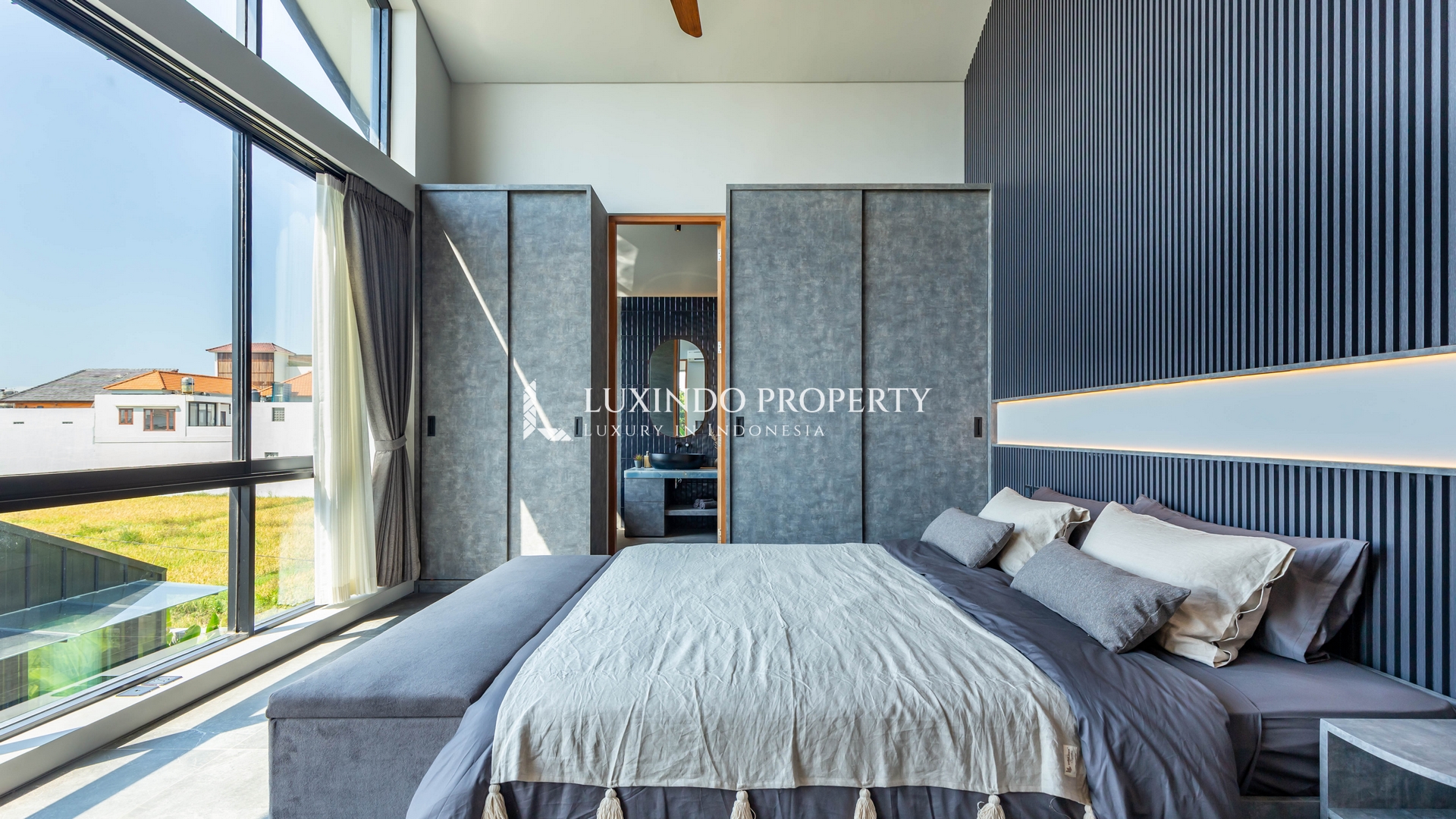 MUNGGU - A MODERN VILLA BLENDING TROPICAL WARMTH AND CONTEMPORARY STYLE