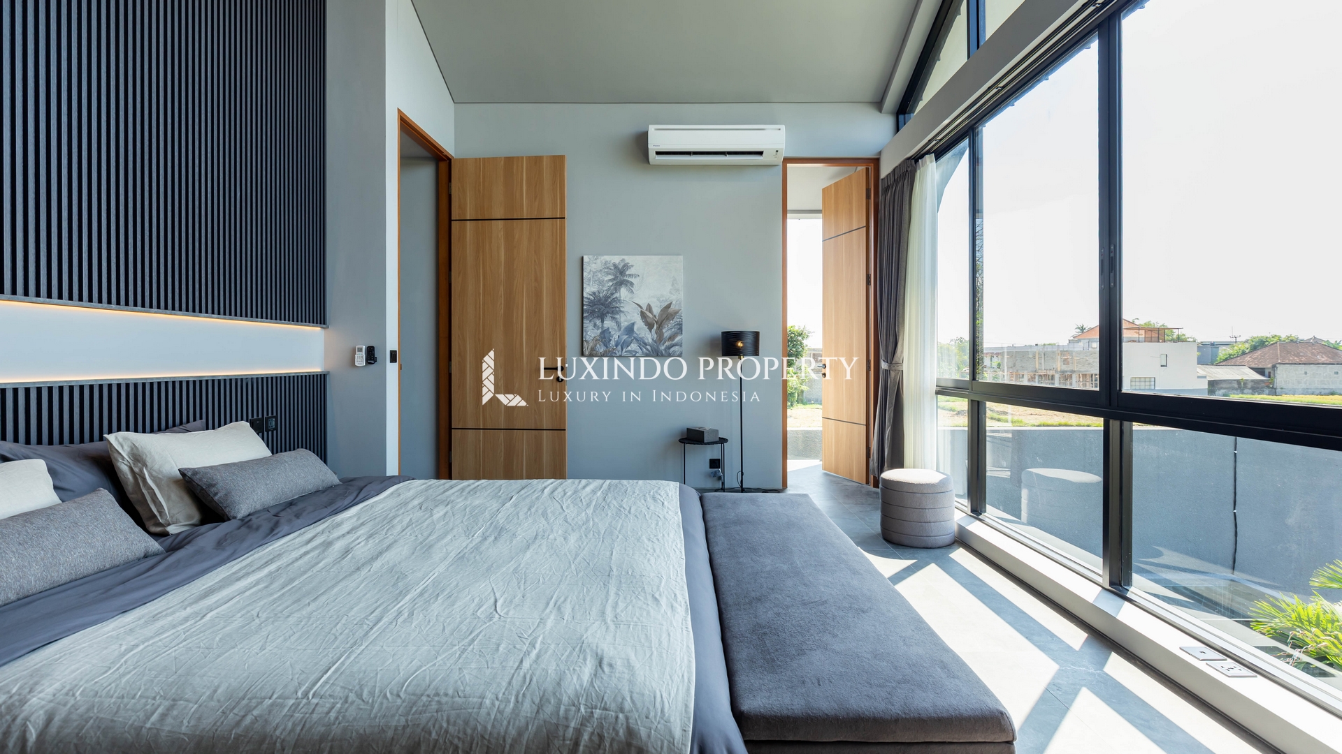 MUNGGU - A MODERN VILLA BLENDING TROPICAL WARMTH AND CONTEMPORARY STYLE