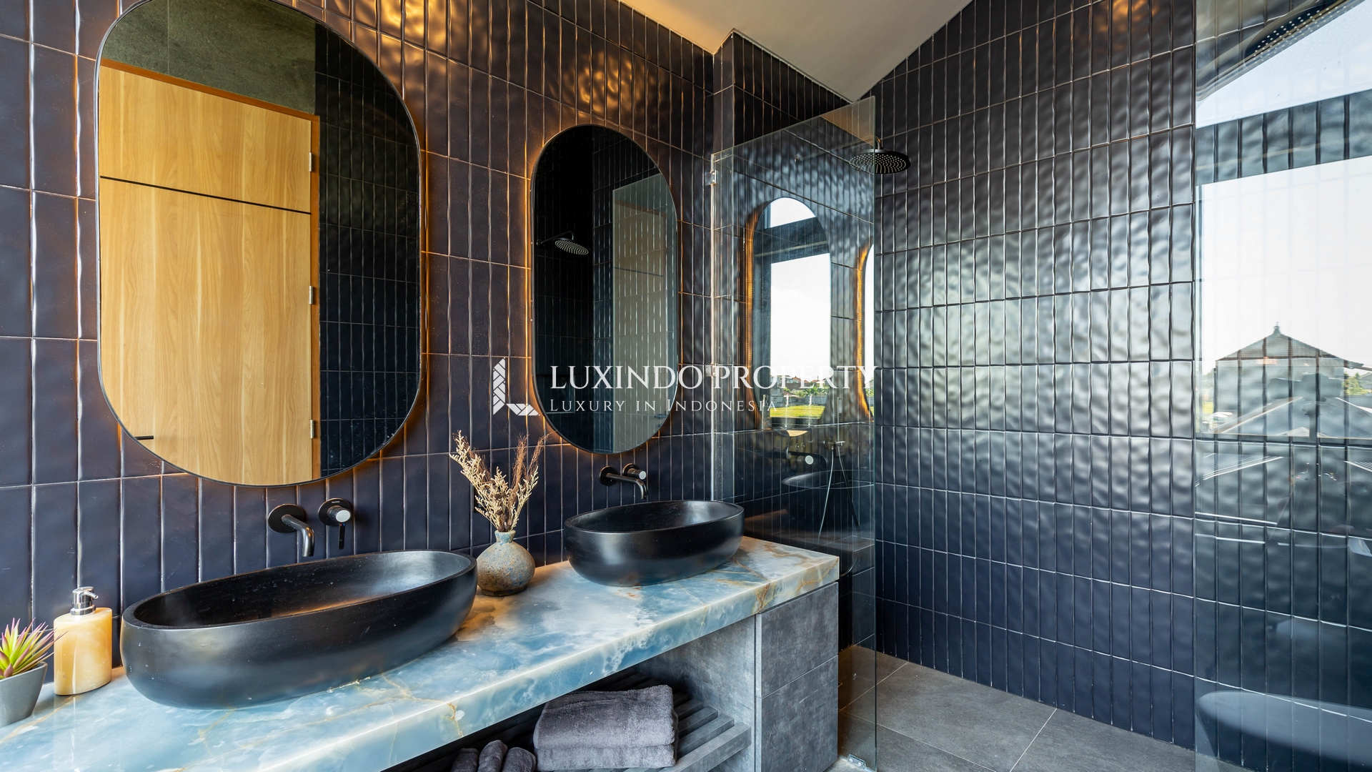 MUNGGU - A MODERN VILLA BLENDING TROPICAL WARMTH AND CONTEMPORARY STYLE