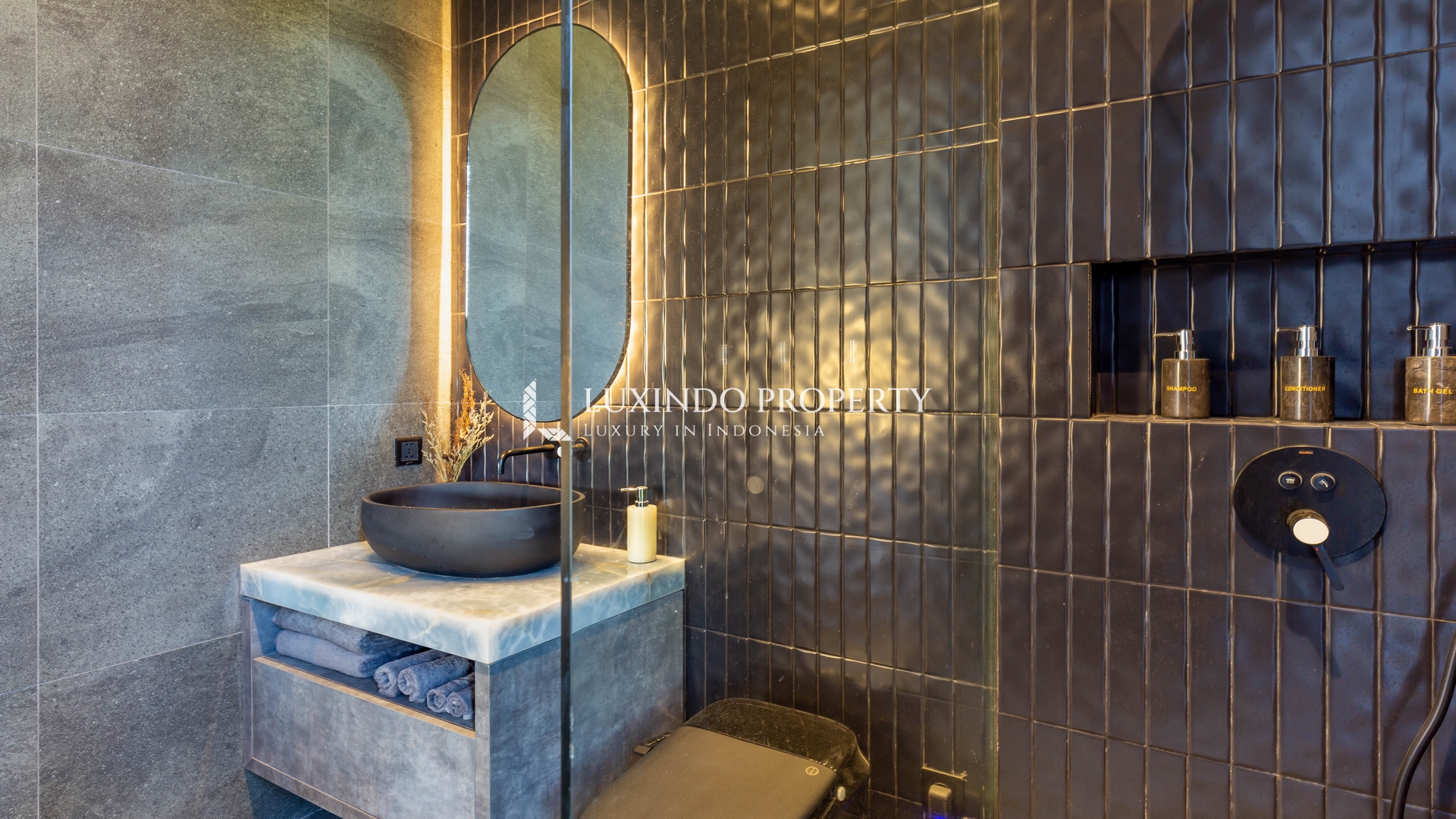 MUNGGU - A MODERN VILLA BLENDING TROPICAL WARMTH AND CONTEMPORARY STYLE