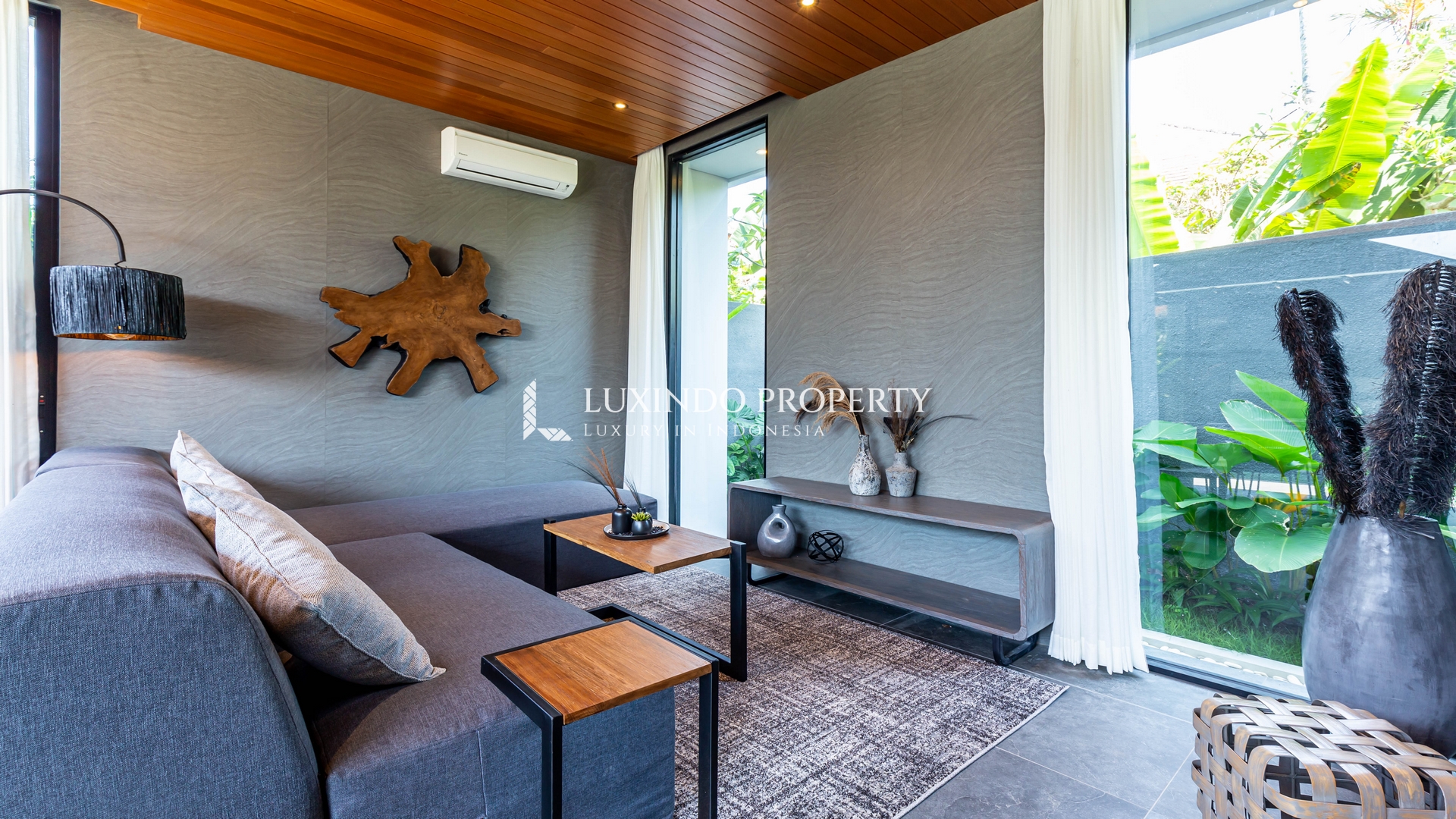 MUNGGU - A MODERN VILLA BLENDING TROPICAL WARMTH AND CONTEMPORARY STYLE