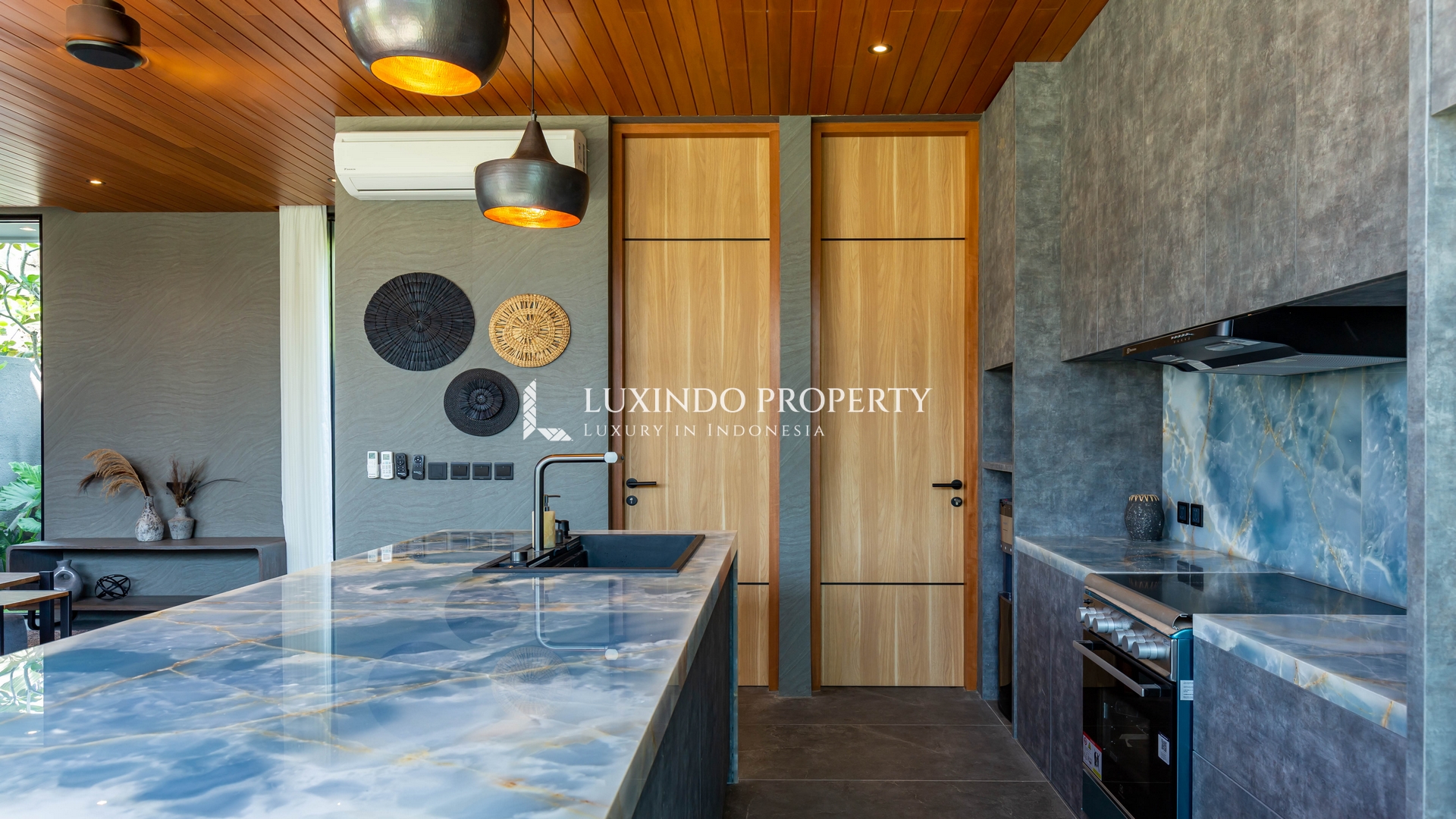 MUNGGU - A MODERN VILLA BLENDING TROPICAL WARMTH AND CONTEMPORARY STYLE