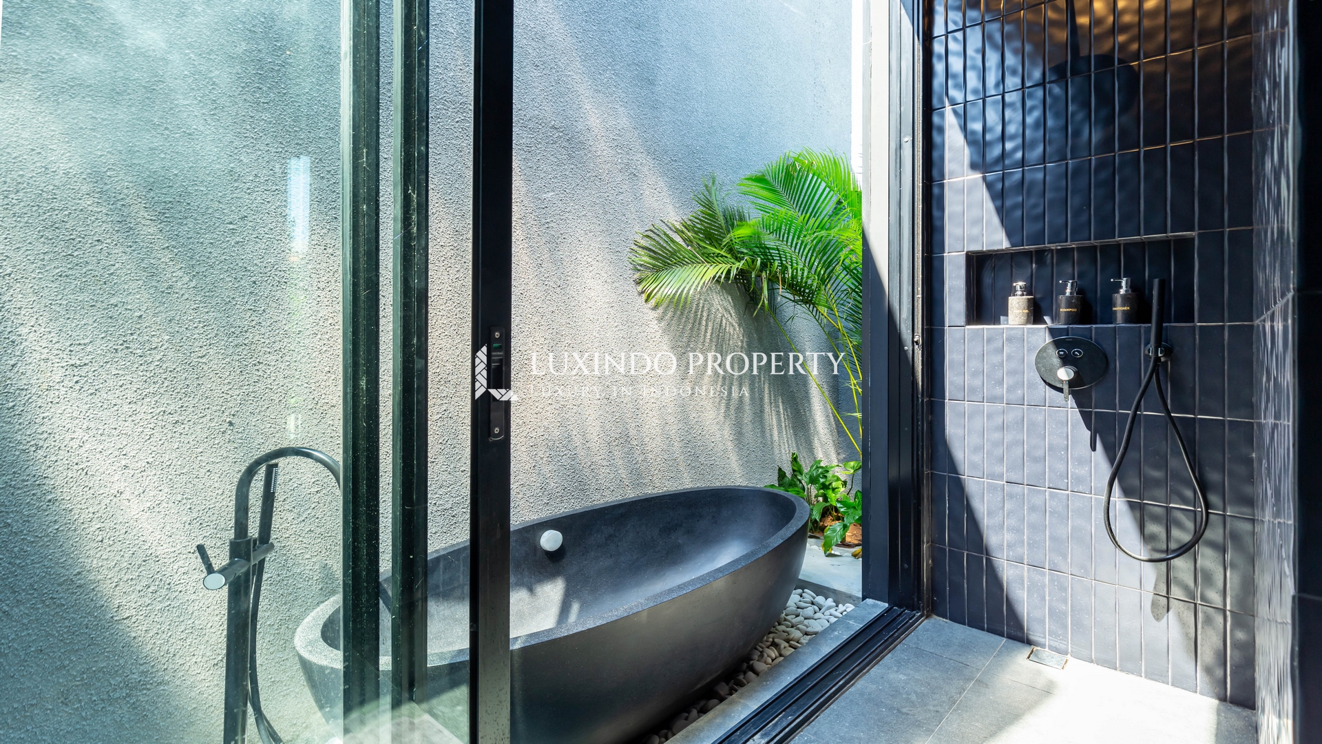 MUNGGU - A MODERN VILLA BLENDING TROPICAL WARMTH AND CONTEMPORARY STYLE