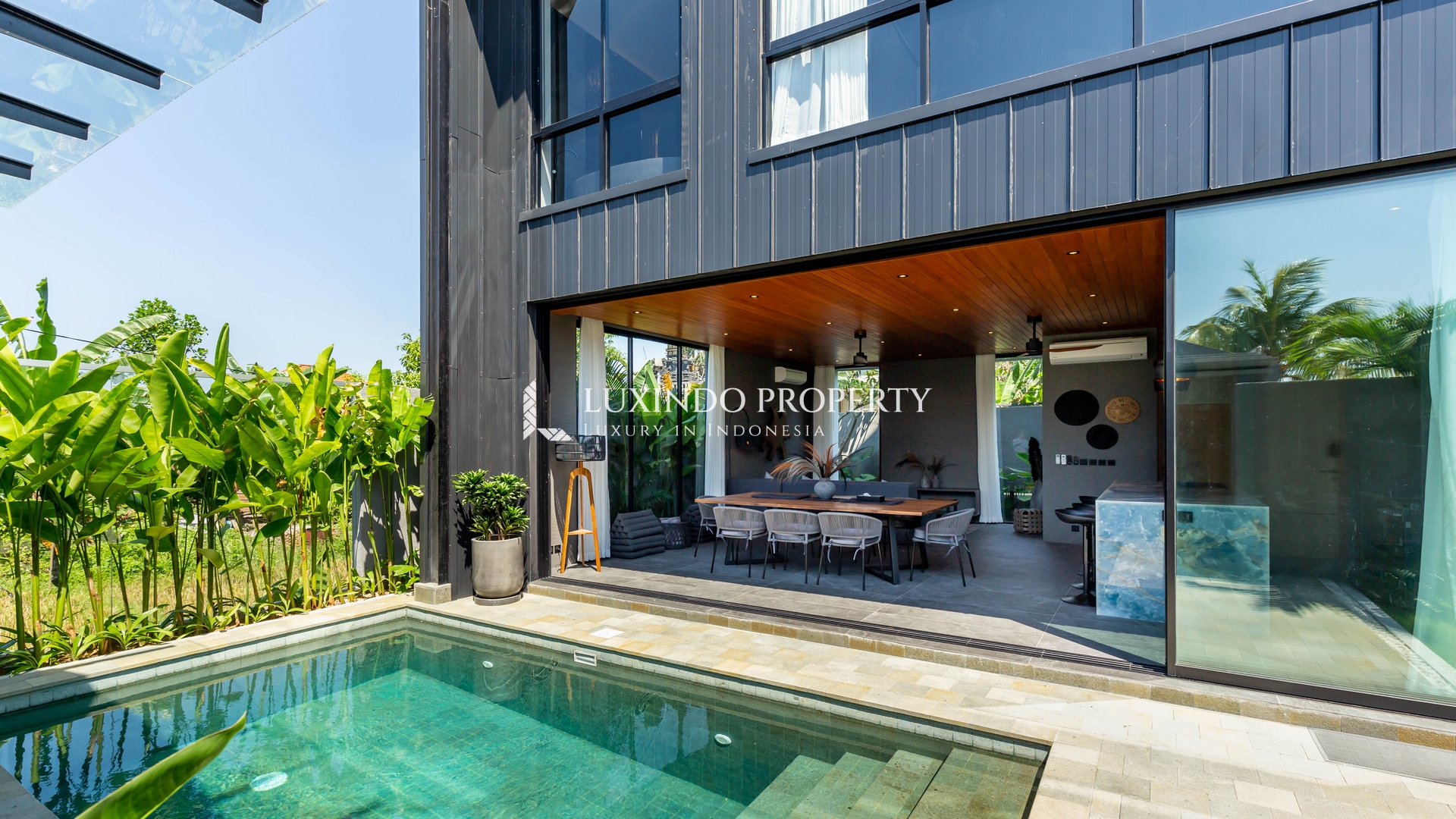 MUNGGU - A MODERN VILLA BLENDING TROPICAL WARMTH AND CONTEMPORARY STYLE