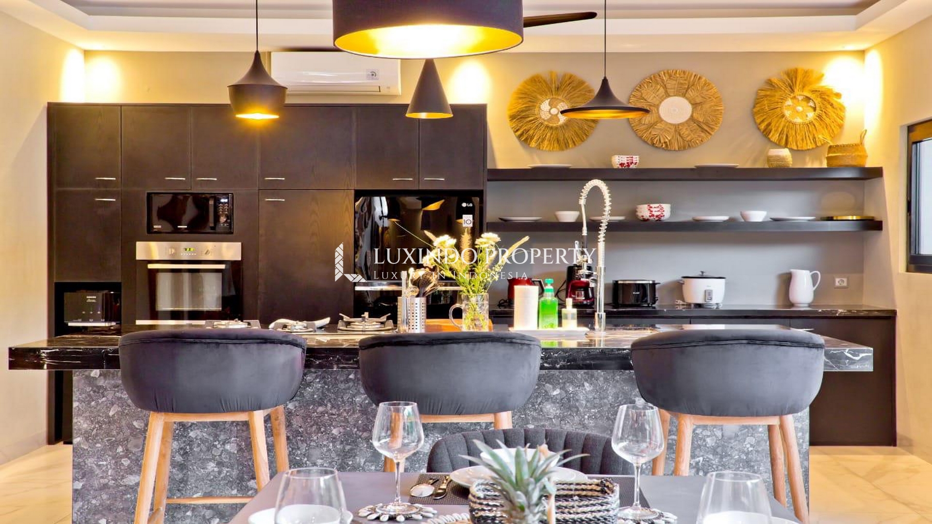 KEROBOKAN - CHIC MODERN VILLA IN BIDADARI FOR LEASE