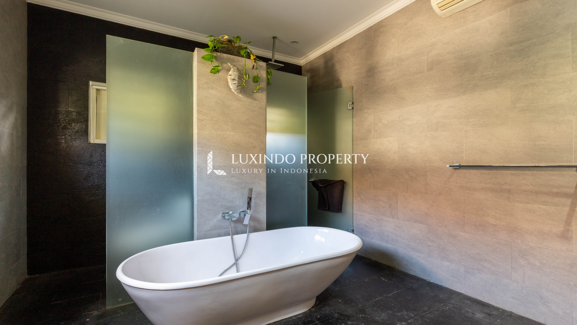 CANGGU - MODERN BALINESE 4 BEDROOM VILLA