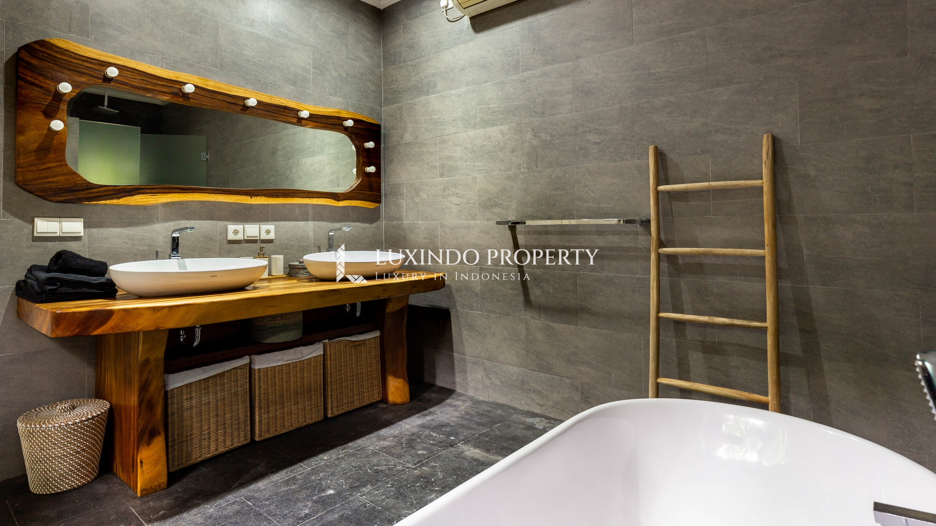 CANGGU - MODERN BALINESE 4 BEDROOM VILLA