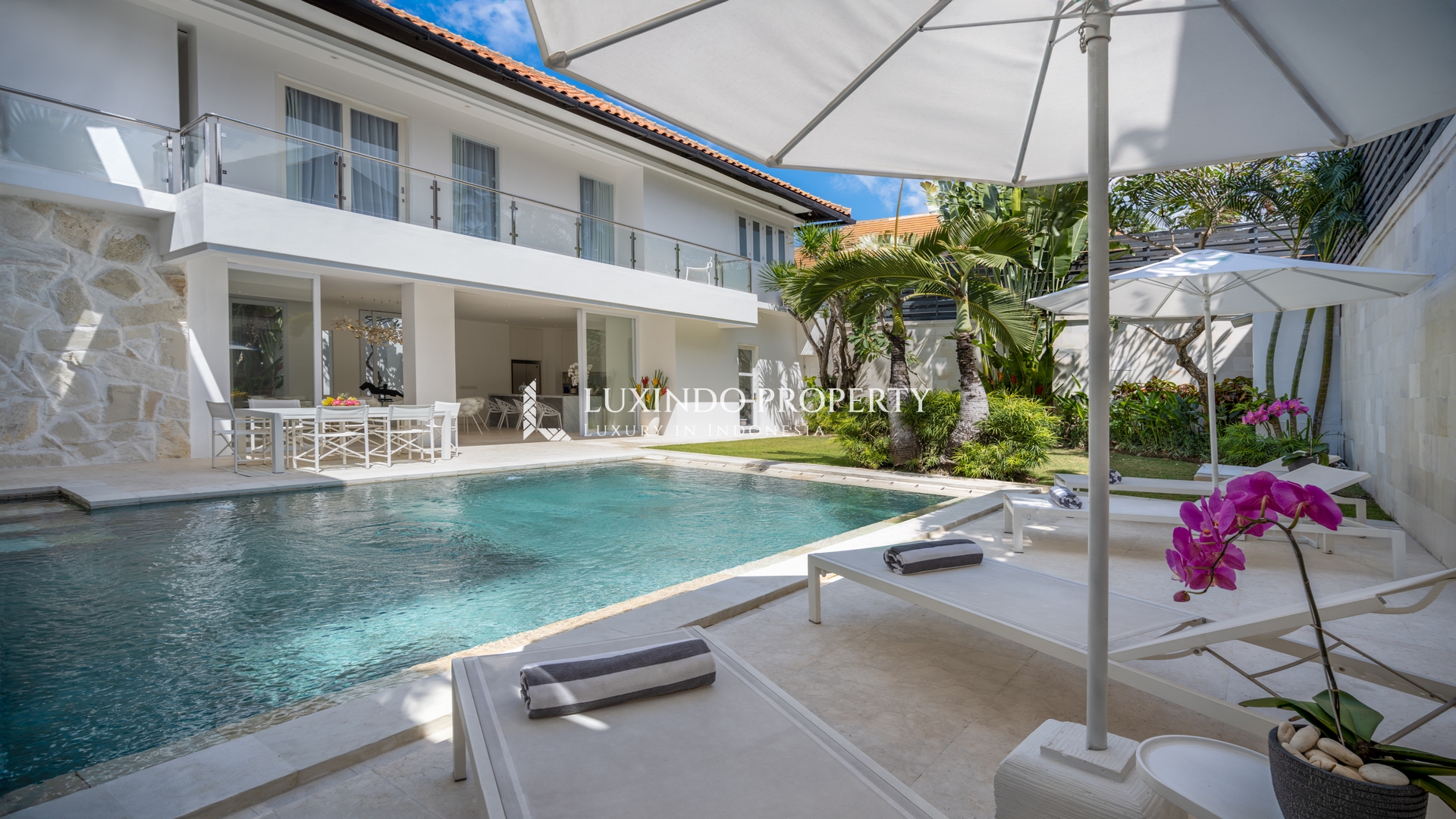 SEMINYAK - NEWLY RENOVATED 4 BEDROOM VILLA IN BIDADARI