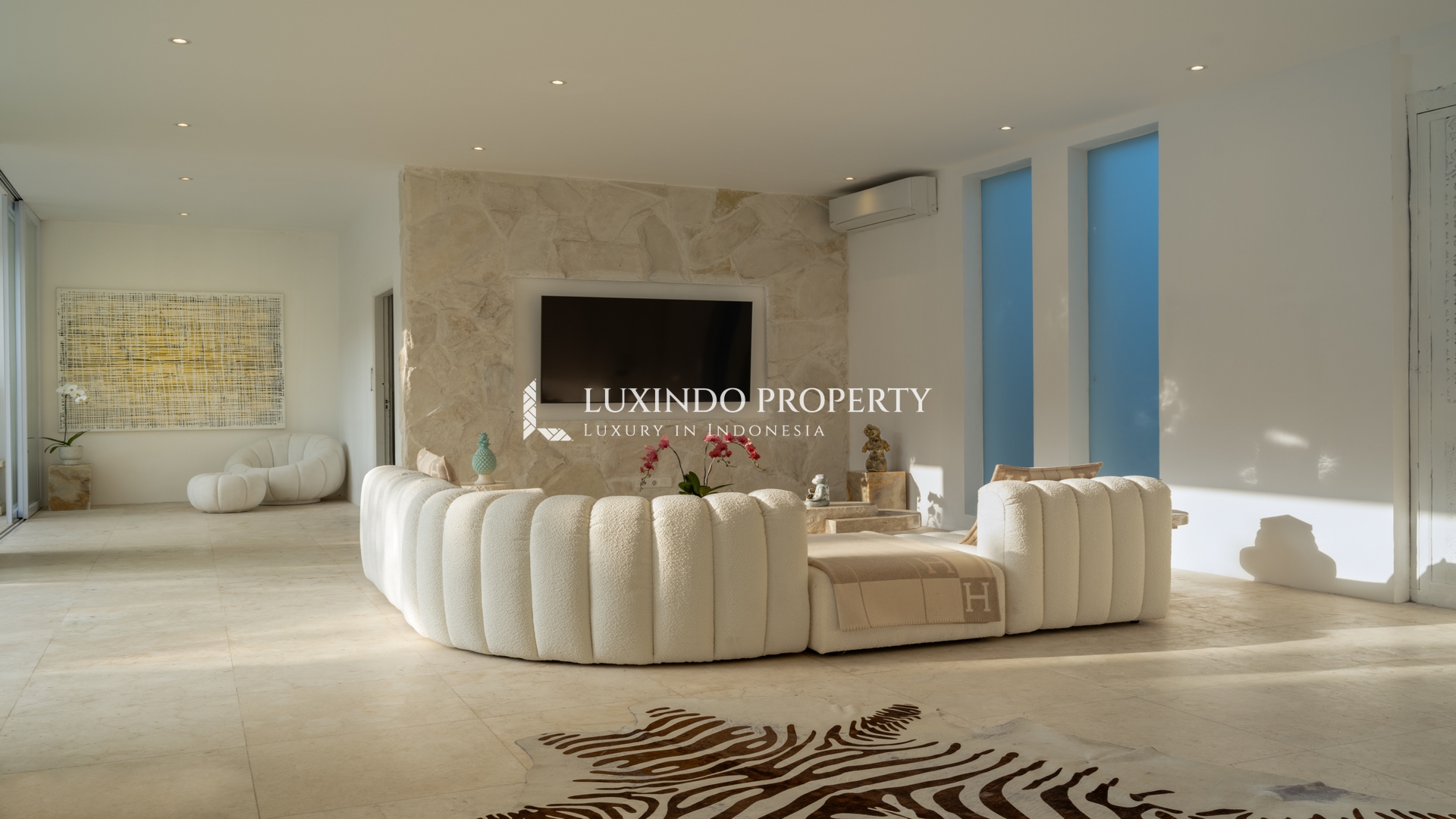 SEMINYAK - NEWLY RENOVATED 4 BEDROOM VILLA IN BIDADARI