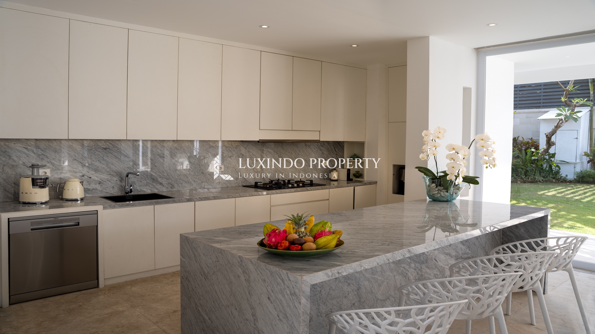 SEMINYAK - NEWLY RENOVATED 4 BEDROOM VILLA IN BIDADARI