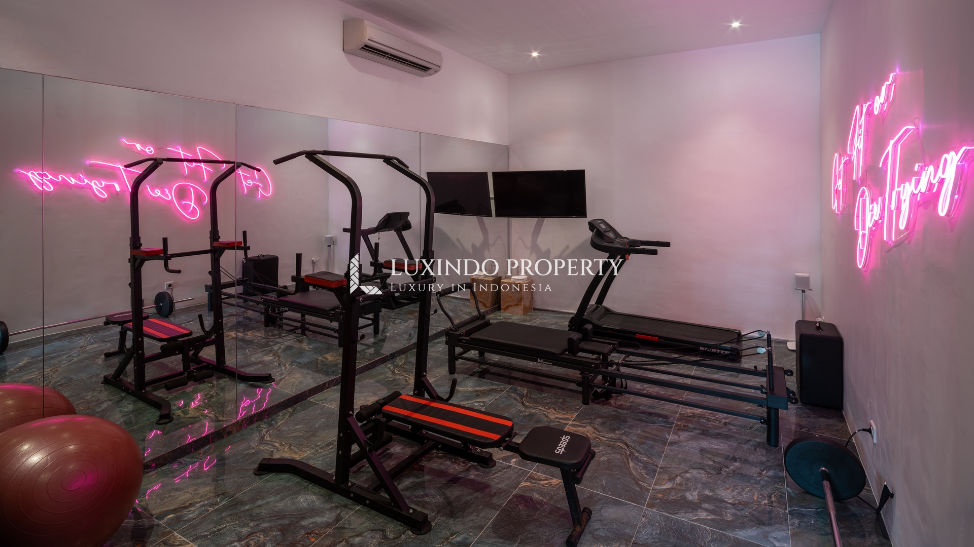 SEMINYAK - NEWLY RENOVATED 4 BEDROOM VILLA IN BIDADARI