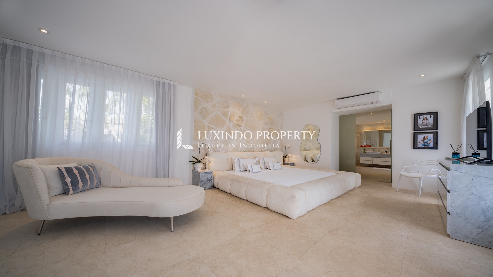 SEMINYAK - NEWLY RENOVATED 4 BEDROOM VILLA IN BIDADARI