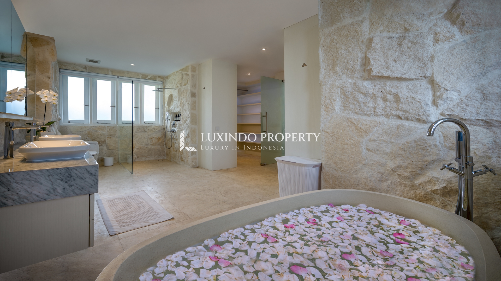 SEMINYAK - NEWLY RENOVATED 4 BEDROOM VILLA IN BIDADARI