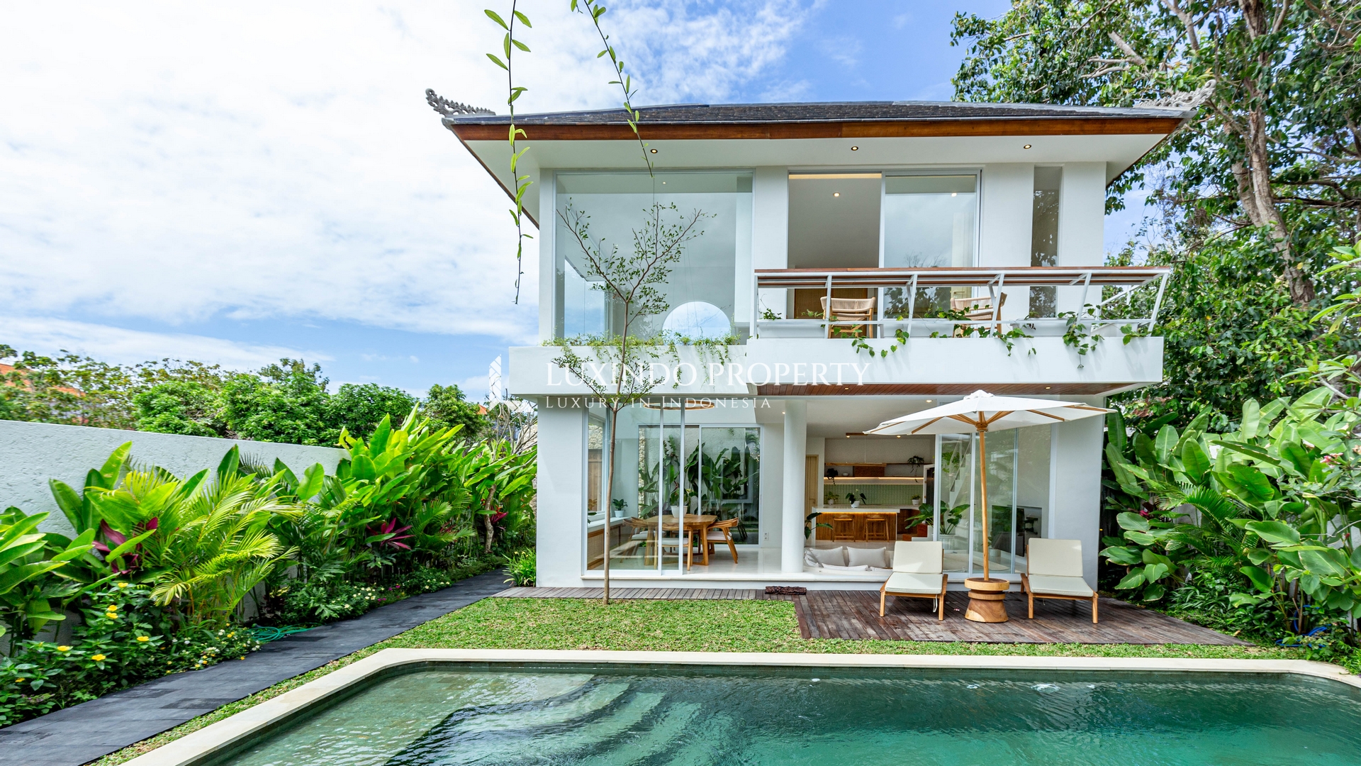 JIMBARAN - A COMFORTABLE MODERN TROPICAL RETREAT