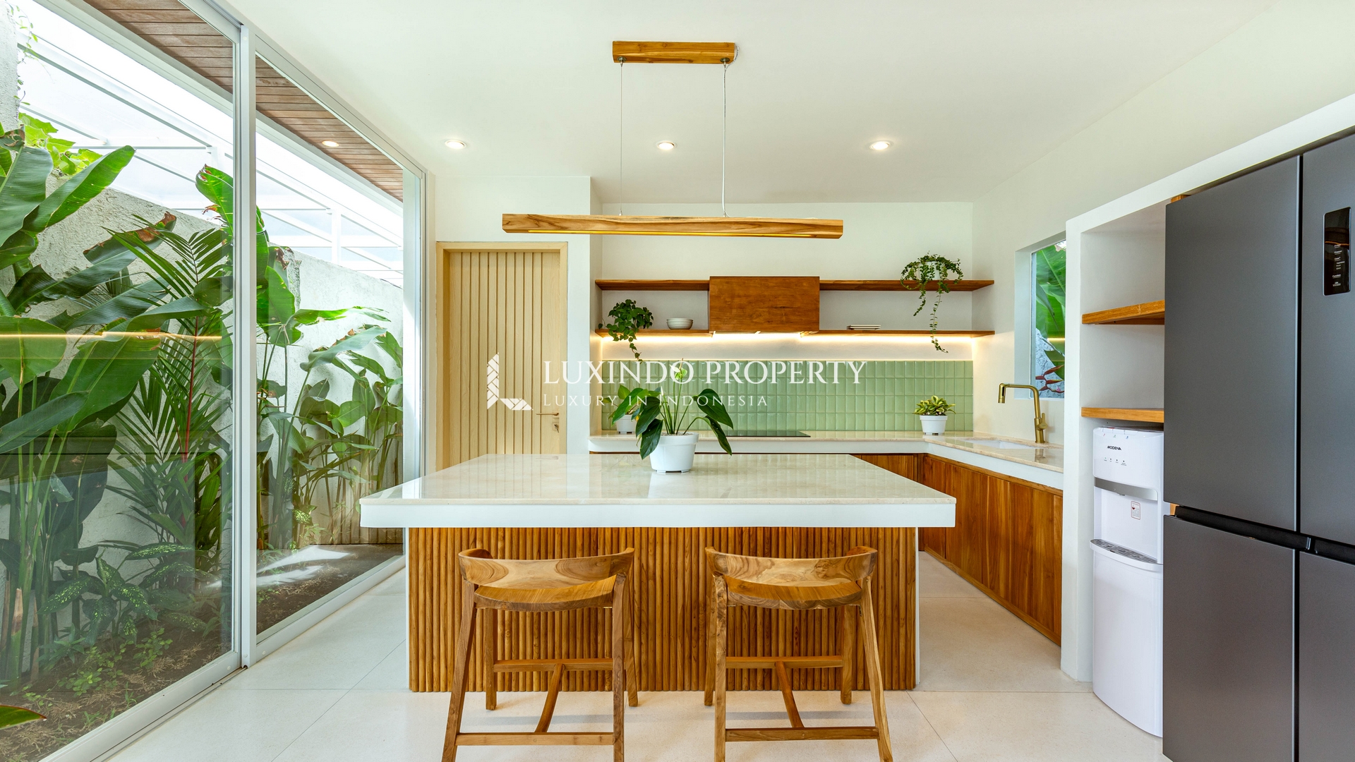 JIMBARAN - A COMFORTABLE MODERN TROPICAL RETREAT