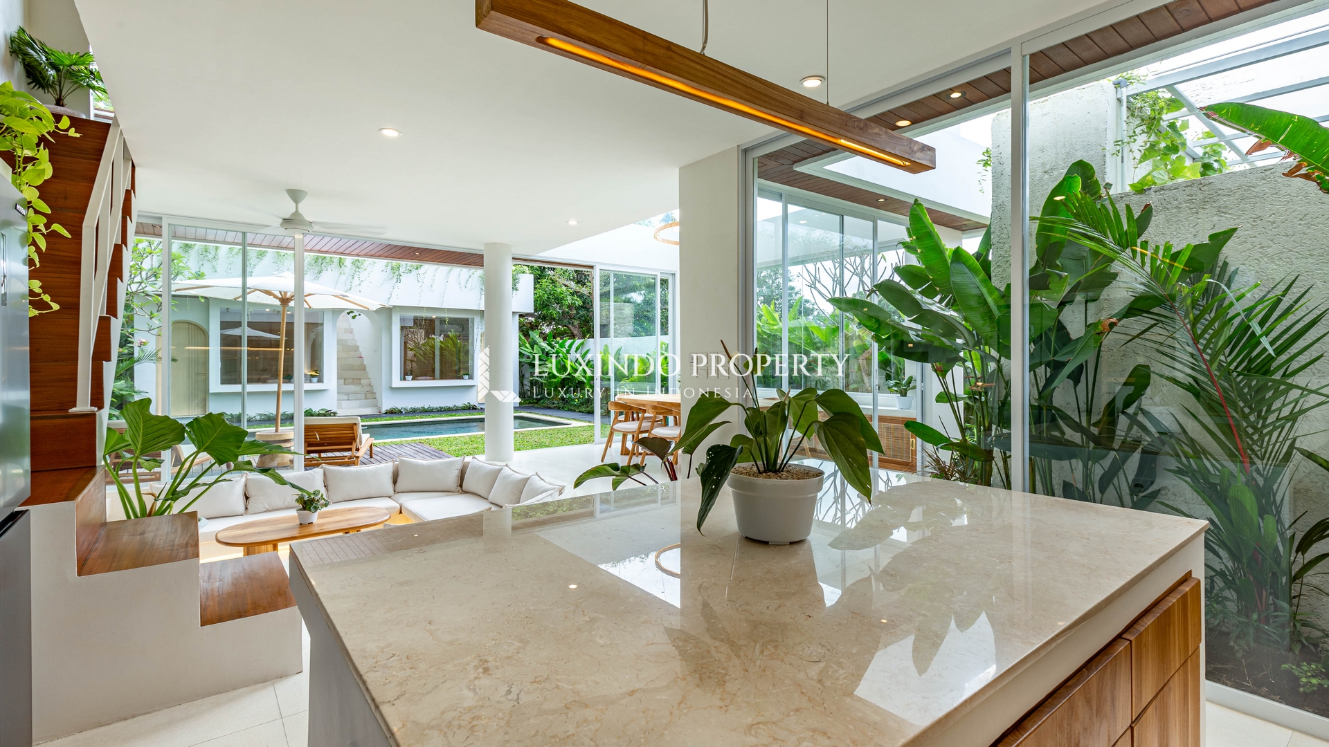 JIMBARAN - A COMFORTABLE MODERN TROPICAL RETREAT