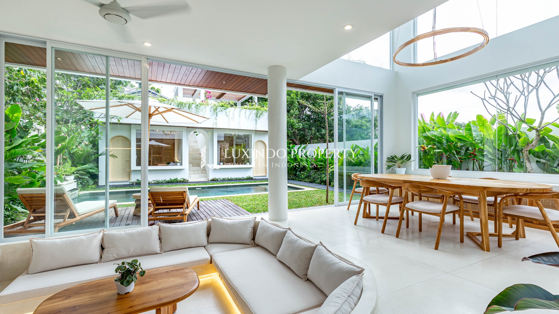 JIMBARAN - A COMFORTABLE MODERN TROPICAL RETREAT