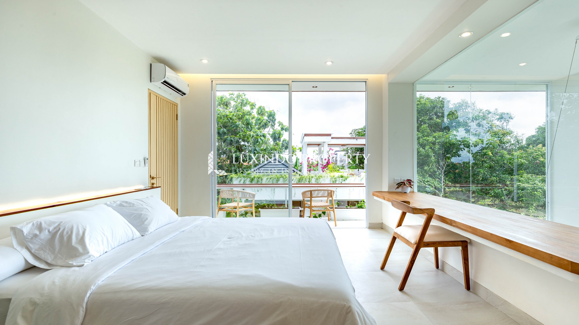 JIMBARAN - A COMFORTABLE MODERN TROPICAL RETREAT