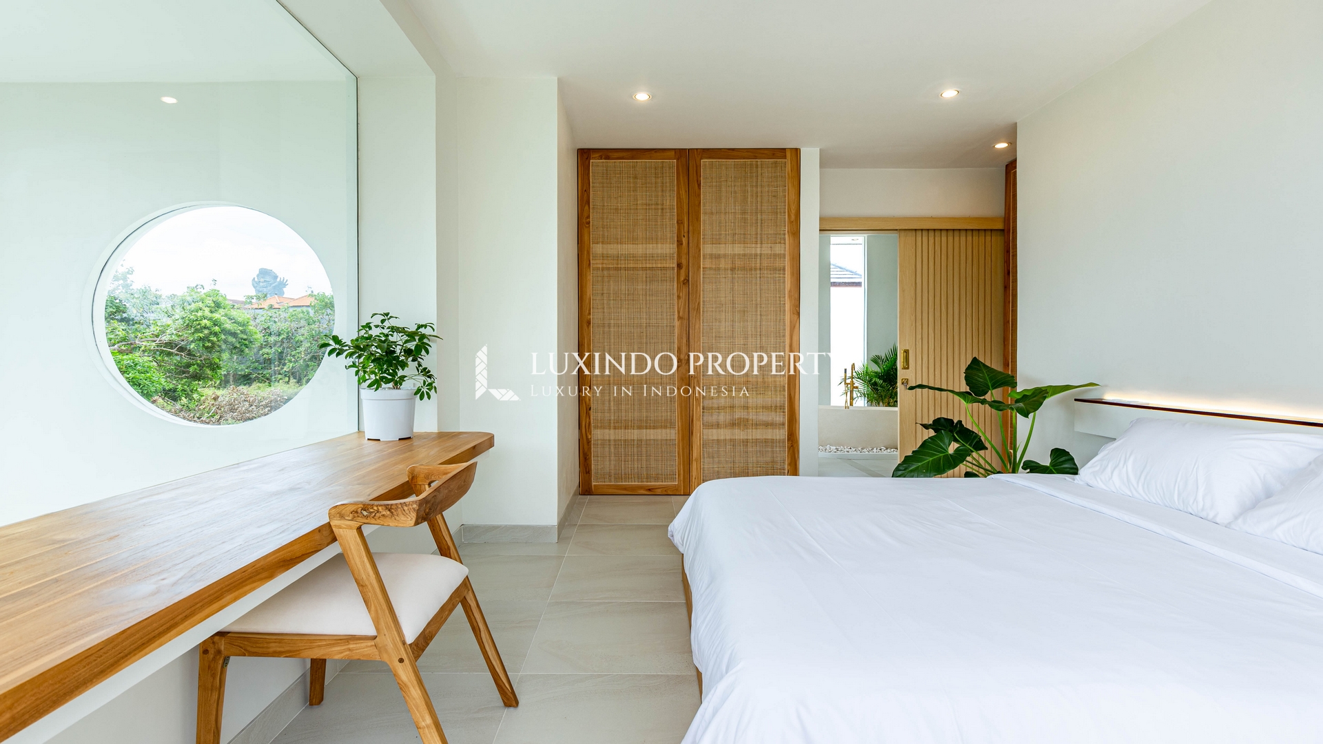 JIMBARAN - A COMFORTABLE MODERN TROPICAL RETREAT