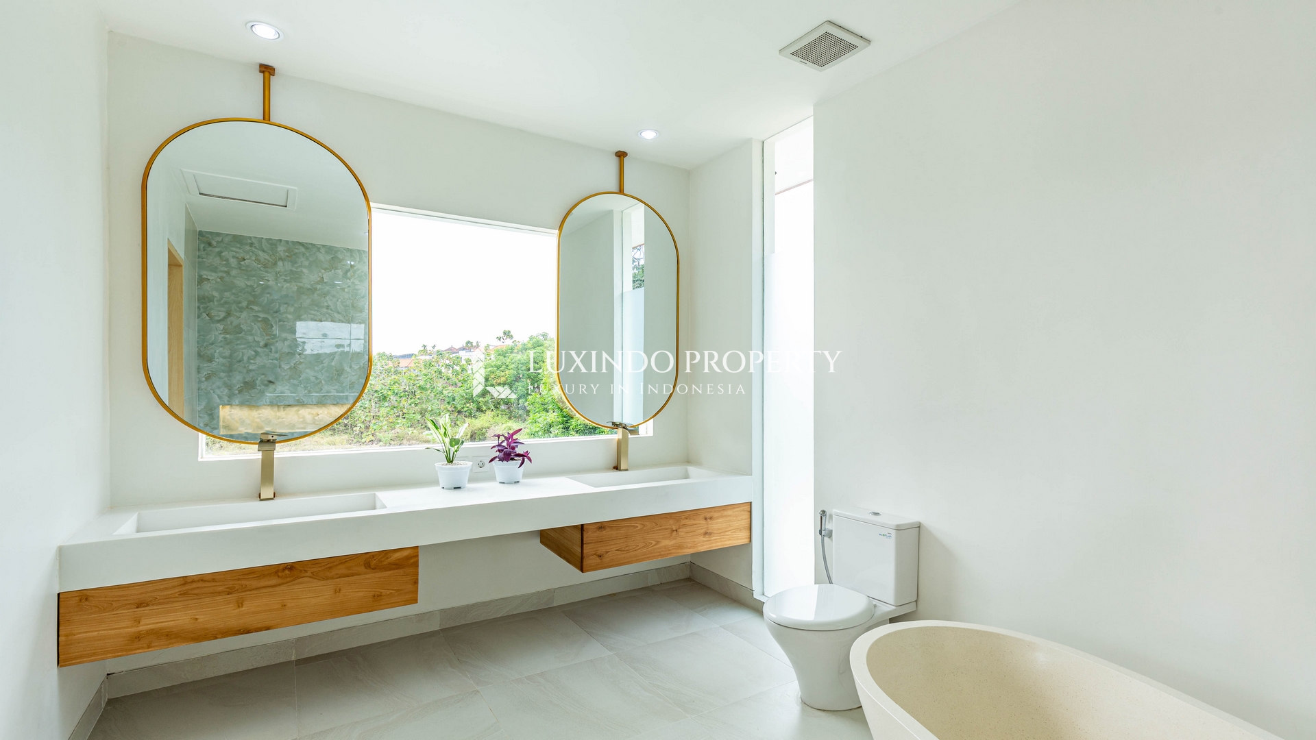 JIMBARAN - A COMFORTABLE MODERN TROPICAL RETREAT