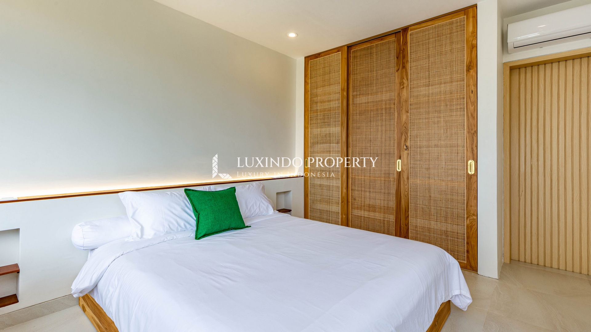 JIMBARAN - A COMFORTABLE MODERN TROPICAL RETREAT