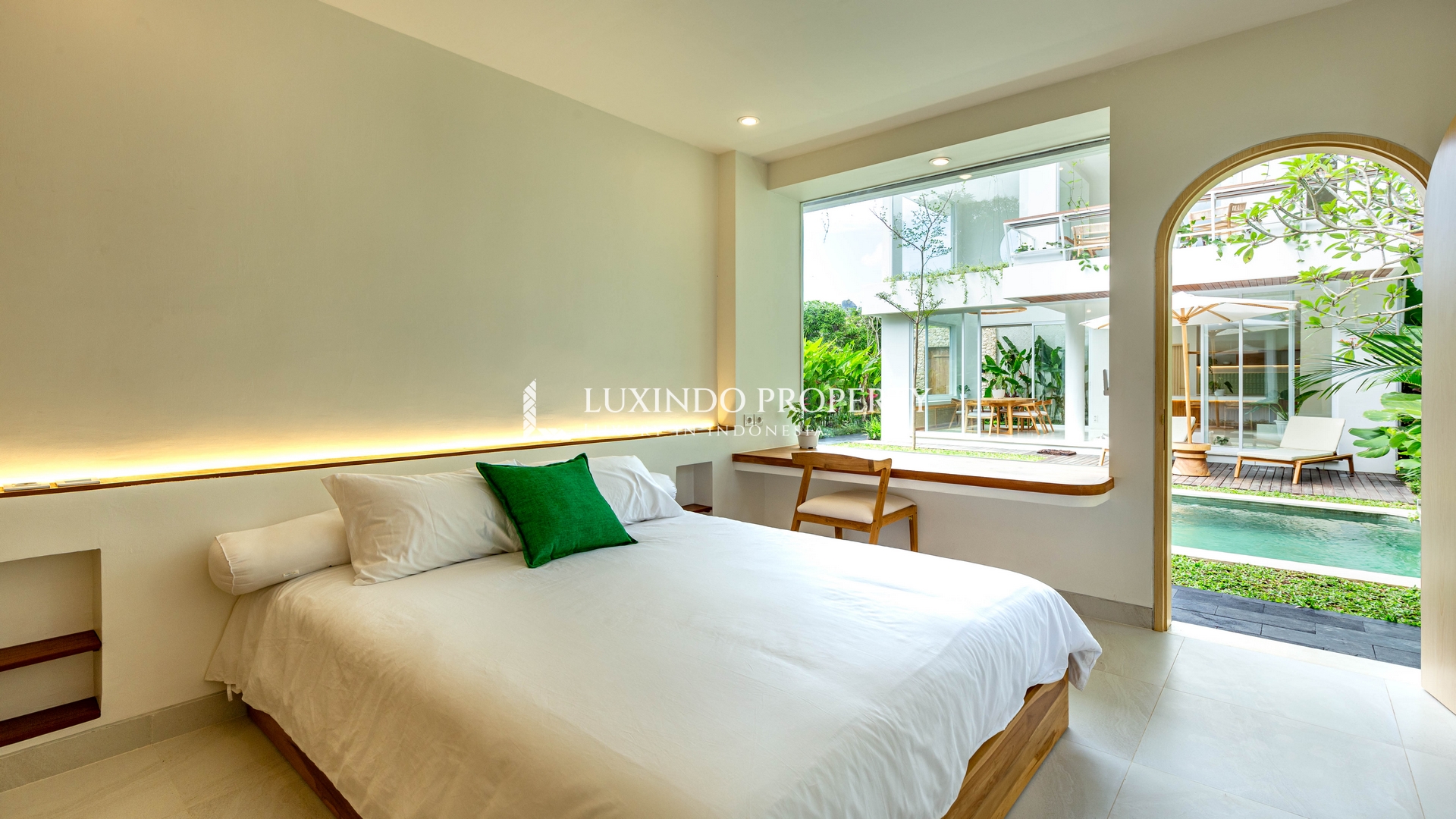JIMBARAN - A COMFORTABLE MODERN TROPICAL RETREAT
