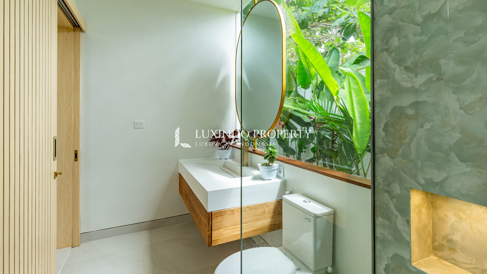 JIMBARAN - A COMFORTABLE MODERN TROPICAL RETREAT