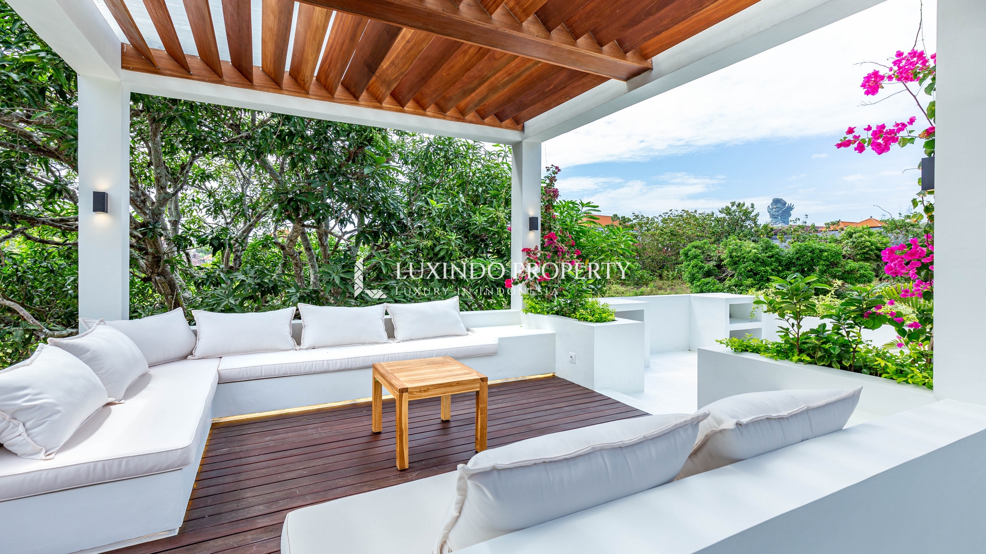 JIMBARAN - A COMFORTABLE MODERN TROPICAL RETREAT