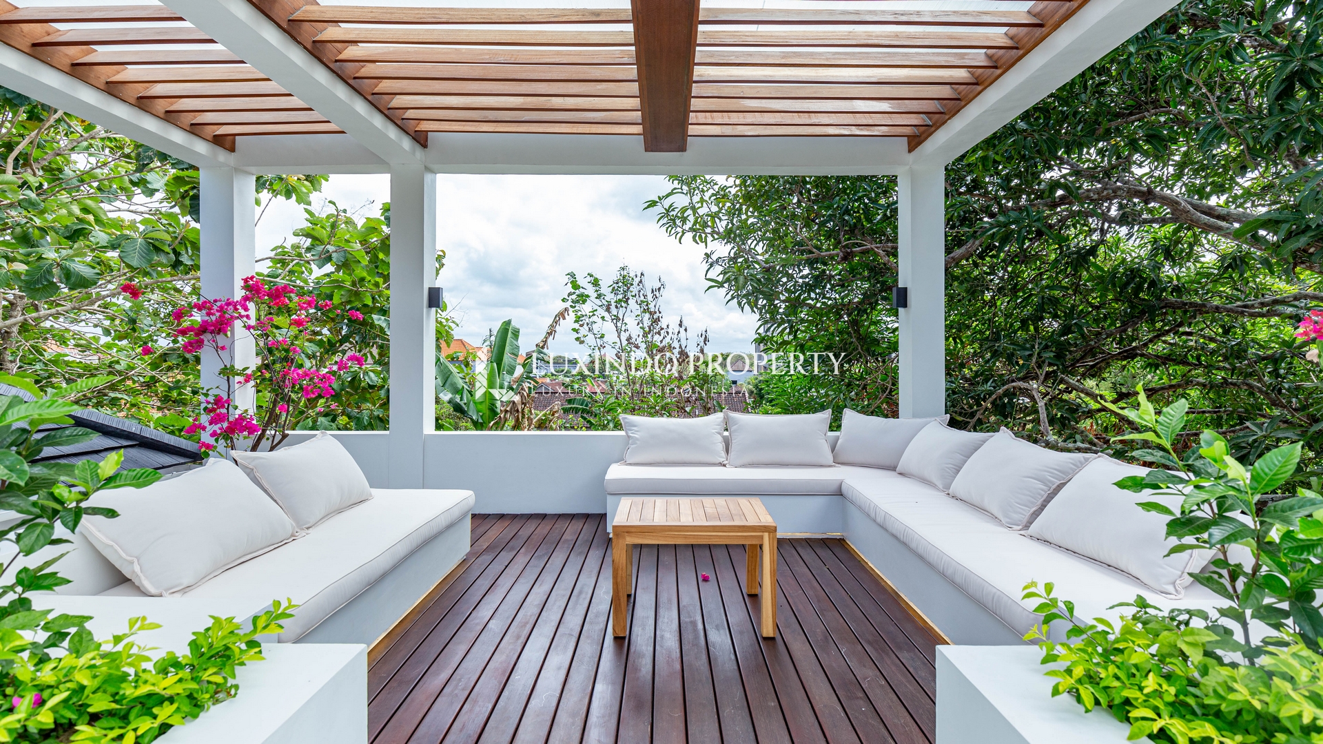 JIMBARAN - A COMFORTABLE MODERN TROPICAL RETREAT