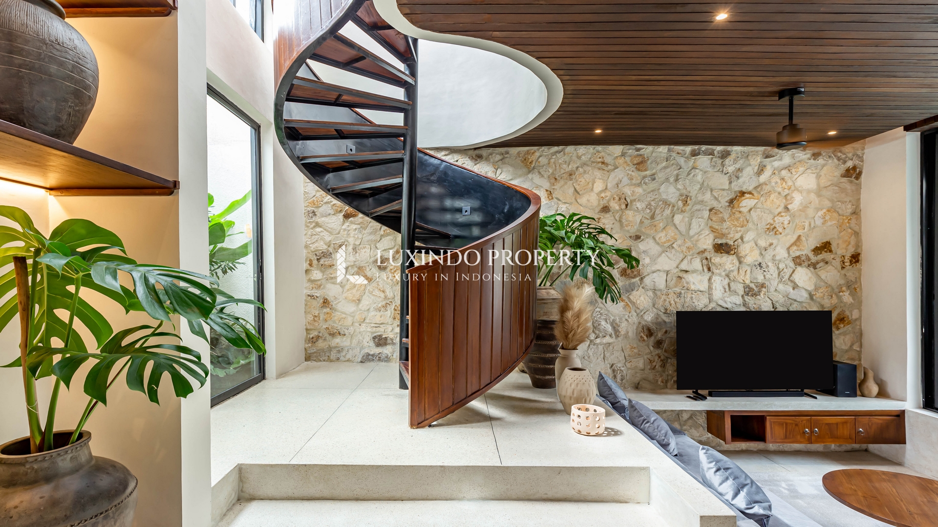 TUMBAK BAYUH – NATURAL WARM 2 BEDROOM VILLA FOR LEASE