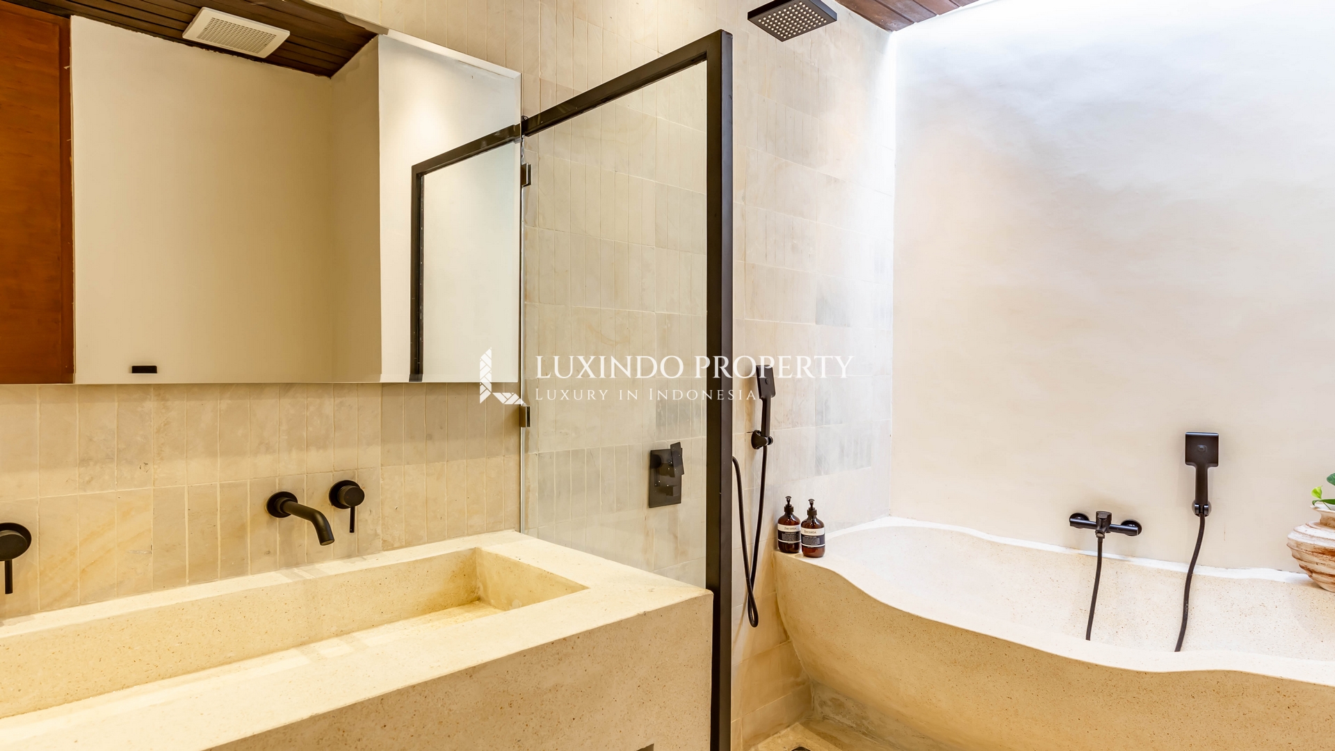 TUMBAK BAYUH – NATURAL WARM 2 BEDROOM VILLA FOR LEASE