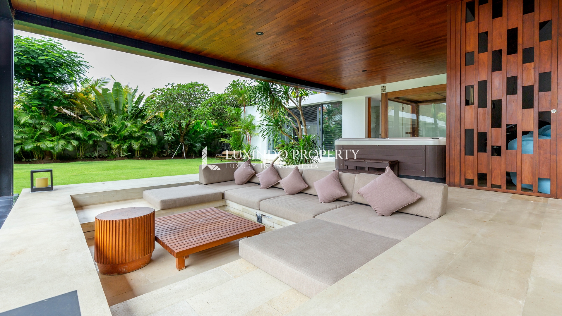BATU BELIG - MODERN DESIGNER 4 BEDROOM VILLA NEAR BY THE BEACH